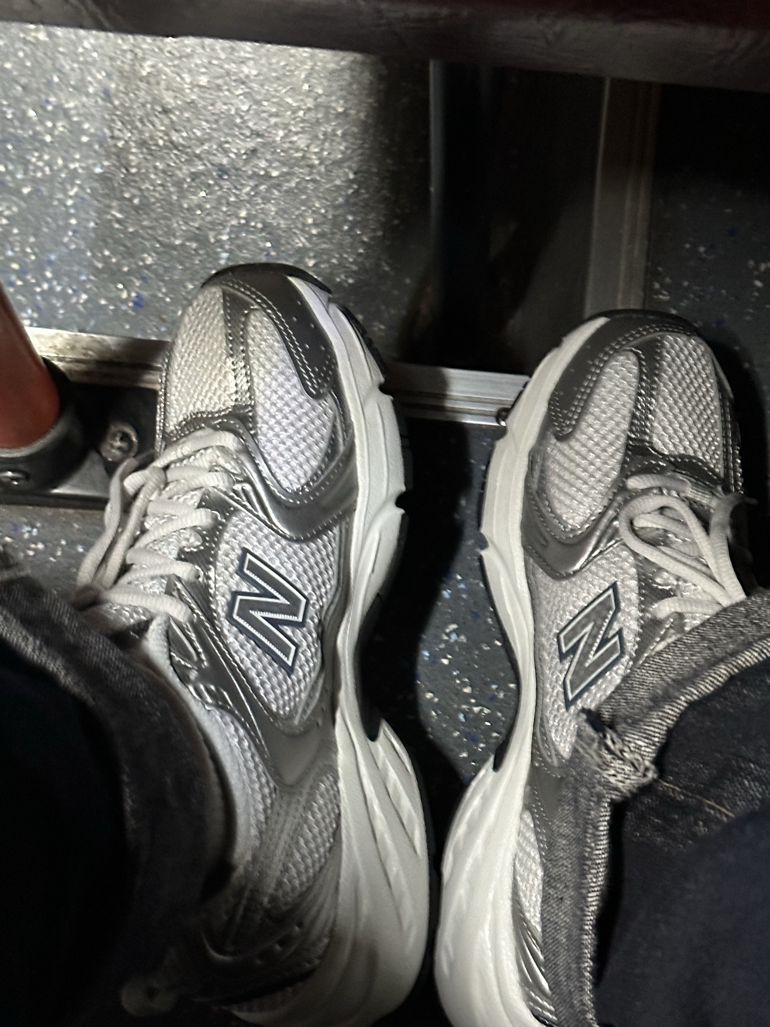 New Balance 530 Grey Matter Silver Metallic 착용 스타일