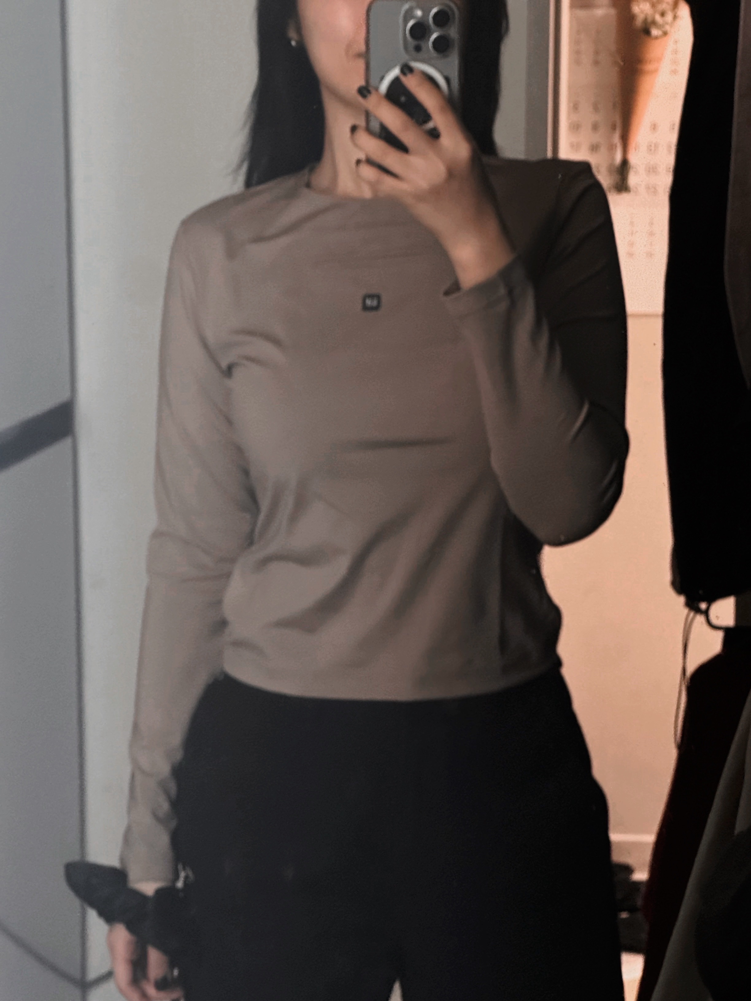 (W) Yeezy Gap Engineered by Balenciaga Long-Sleeve Second Skin Beige, (W) Mischief Apron Pocket Work Pants Black 착용 스타일 - 3