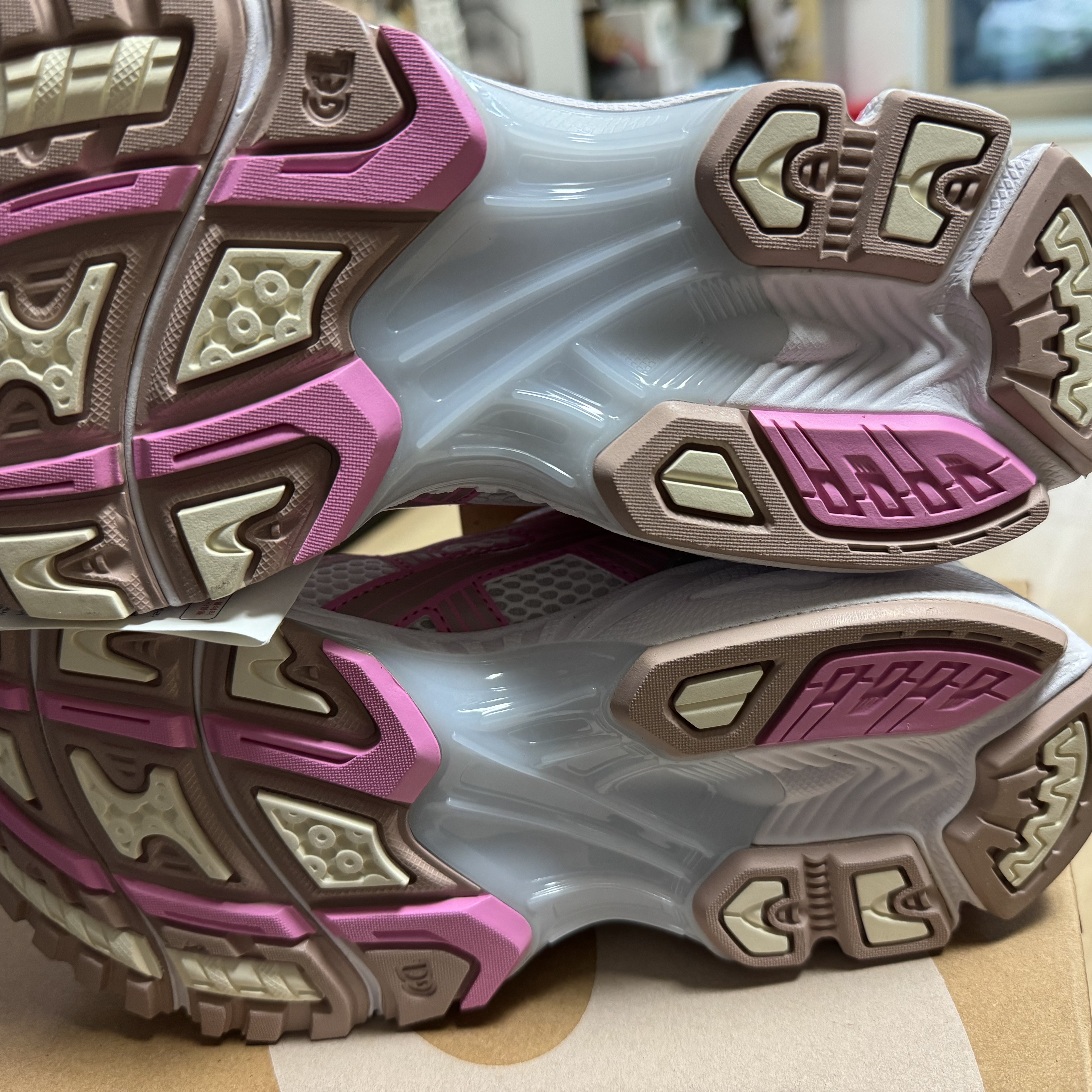 Asics Unlimited Gel-Kayano 14 White Fawn 착용 스타일 - 3