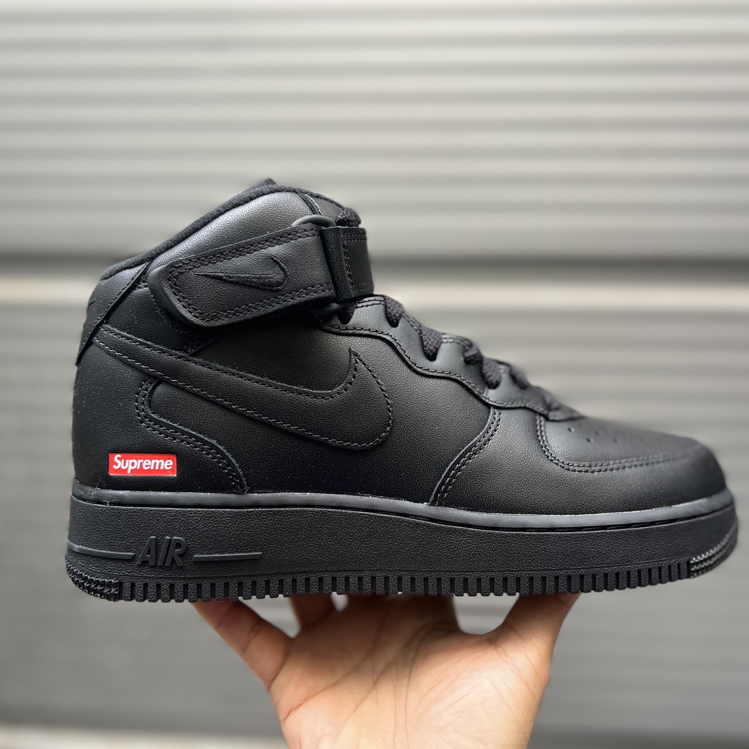Nike x Supreme Air Force 1 Mid Black 착용 스타일