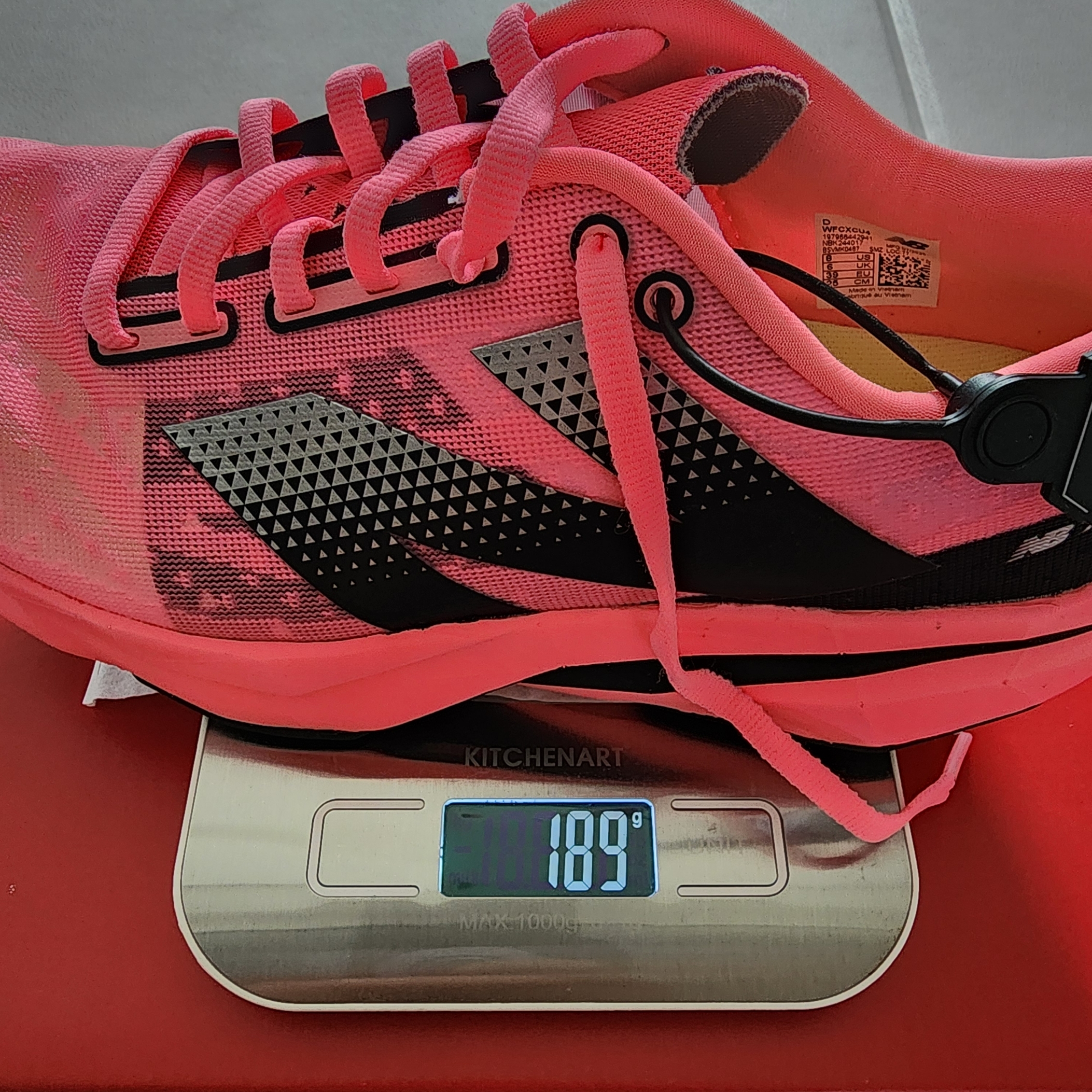 (W) New Balance FuelCell Rebel v4 Ultra Pink Black - D Wide 착용 스타일 - 6