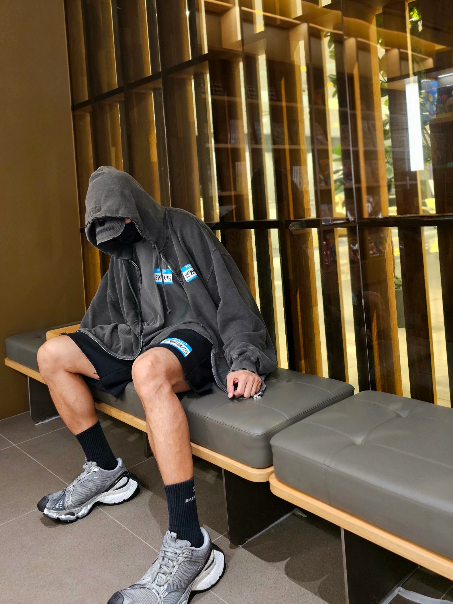 Vetements My Name Is Vetements Hoodie Black, Balenciaga Stapler Sneaker Beige Grey 착용 스타일 - 7
