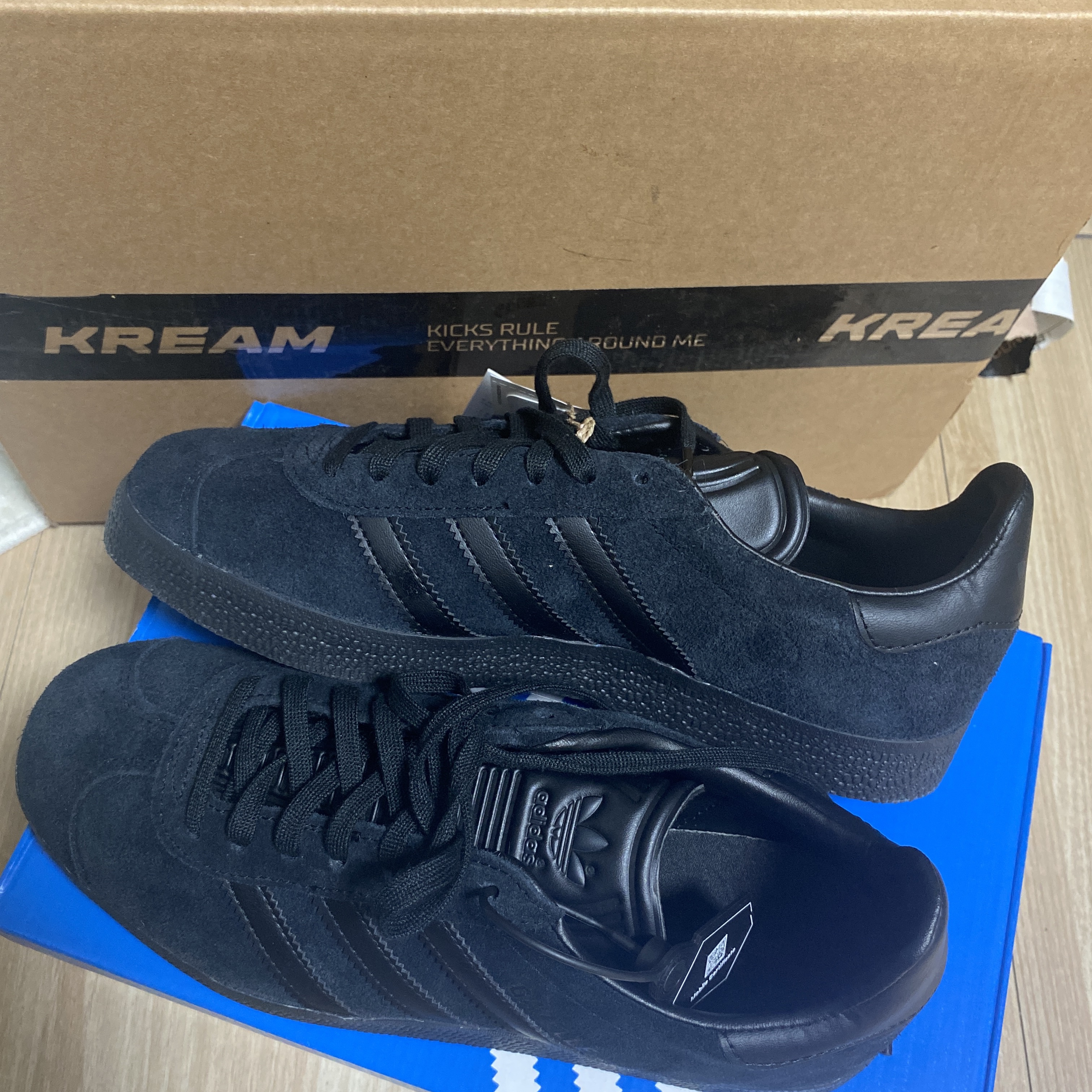 Adidas Gazelle Triple Black 착용 스타일