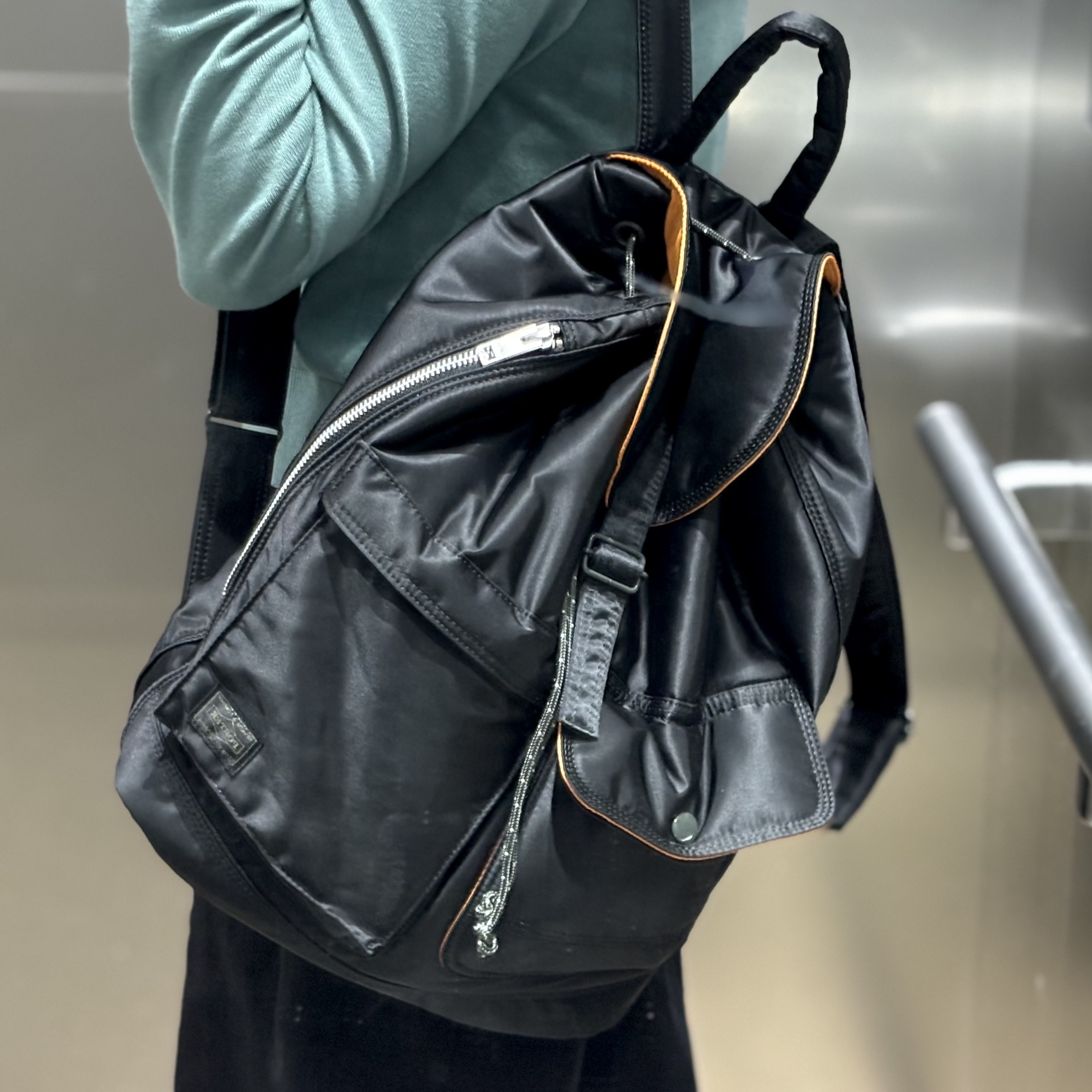 Porter Tanker Backpack Black 착용 스타일
