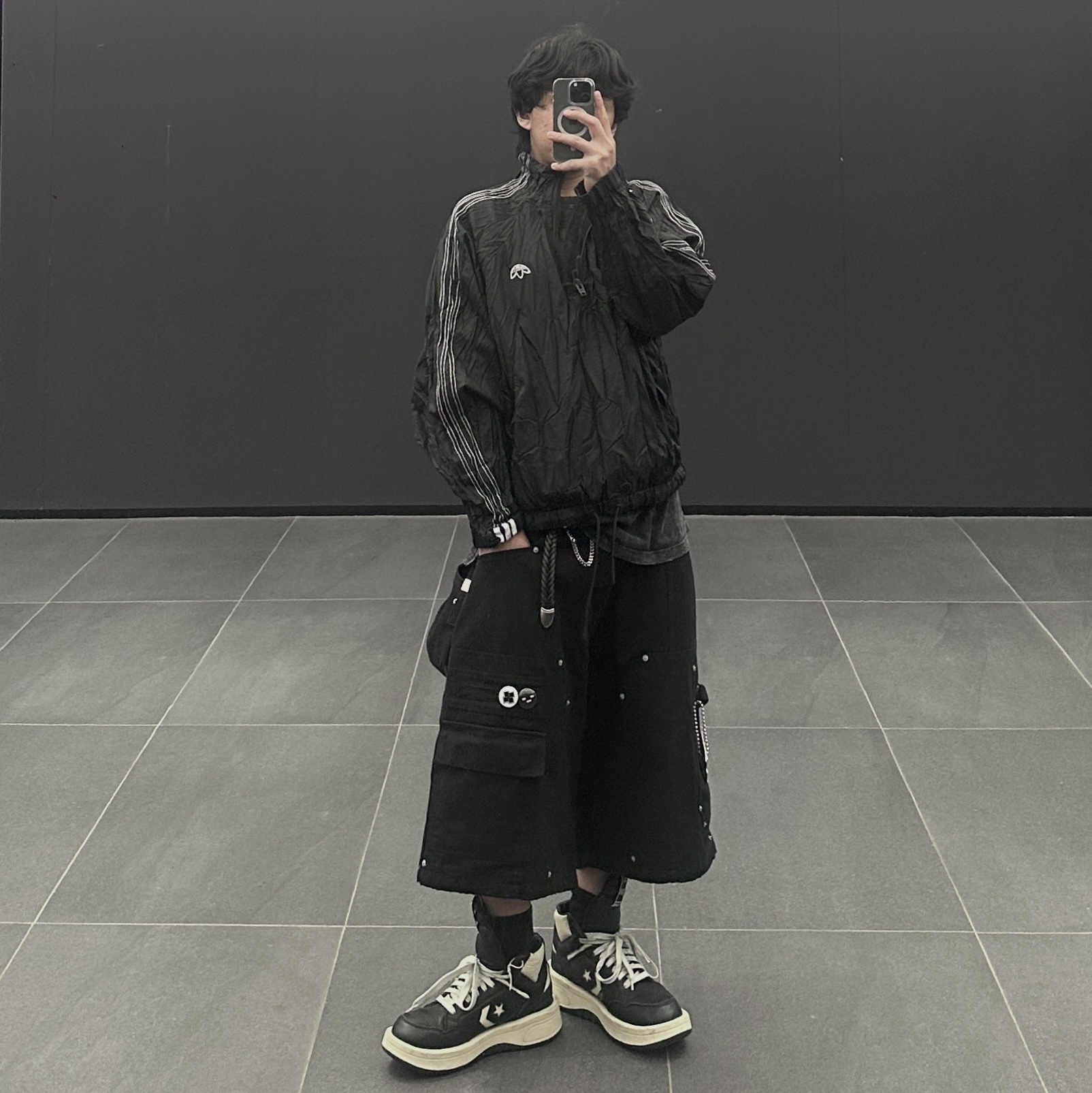 Nos Couleurs x Koin Rivet Carpenter Shorts Black, Converse x Drkshdw Turbowpn Black Cream 착용 스타일 - 2