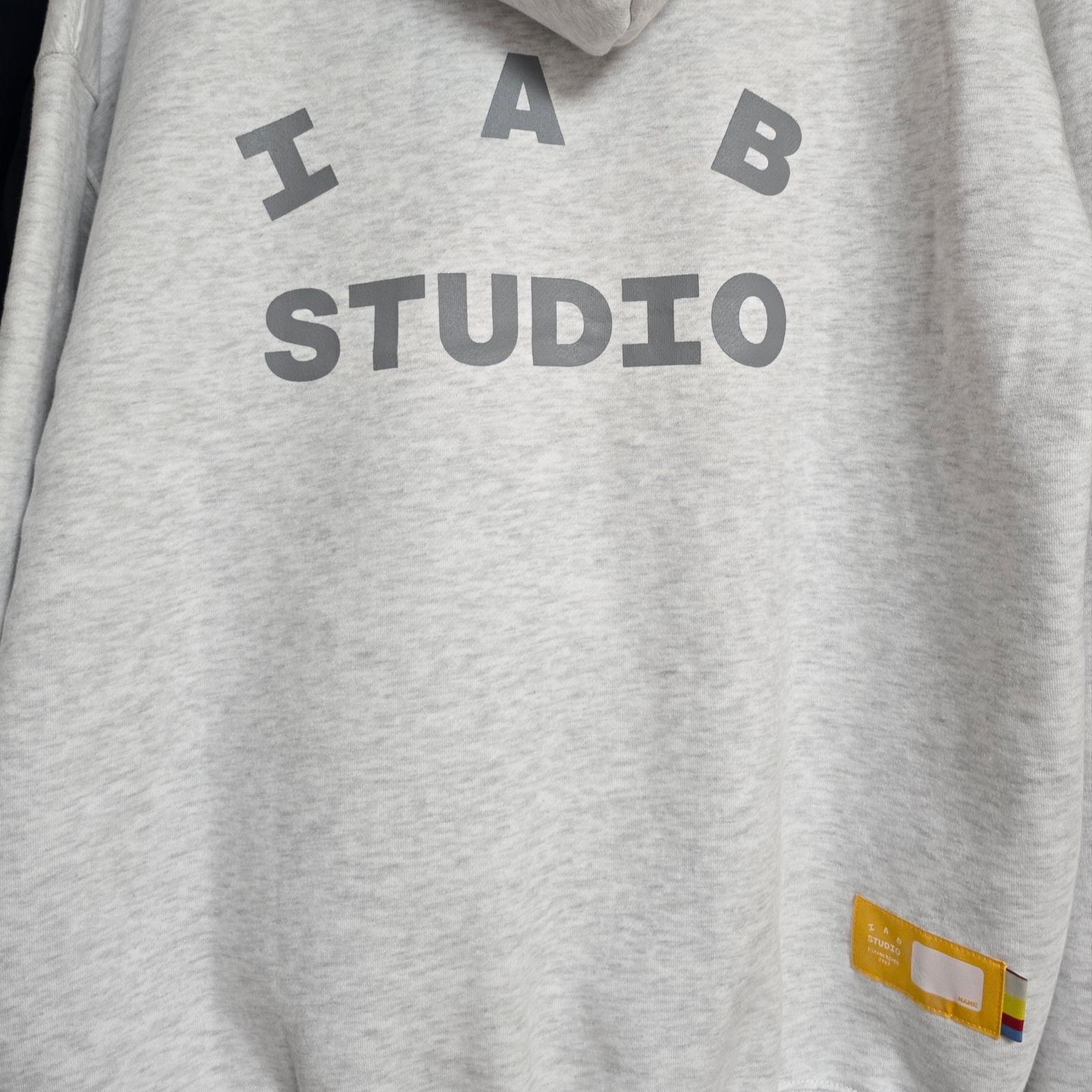 IAB Studio Hoodie Light Gray 착용 스타일 - 3