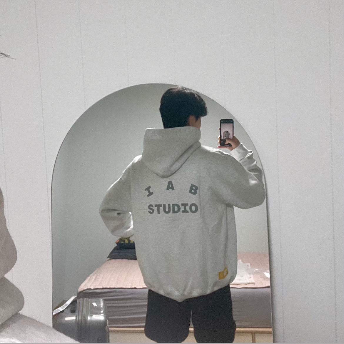 IAB Studio Hoodie Light Gray 착용 스타일