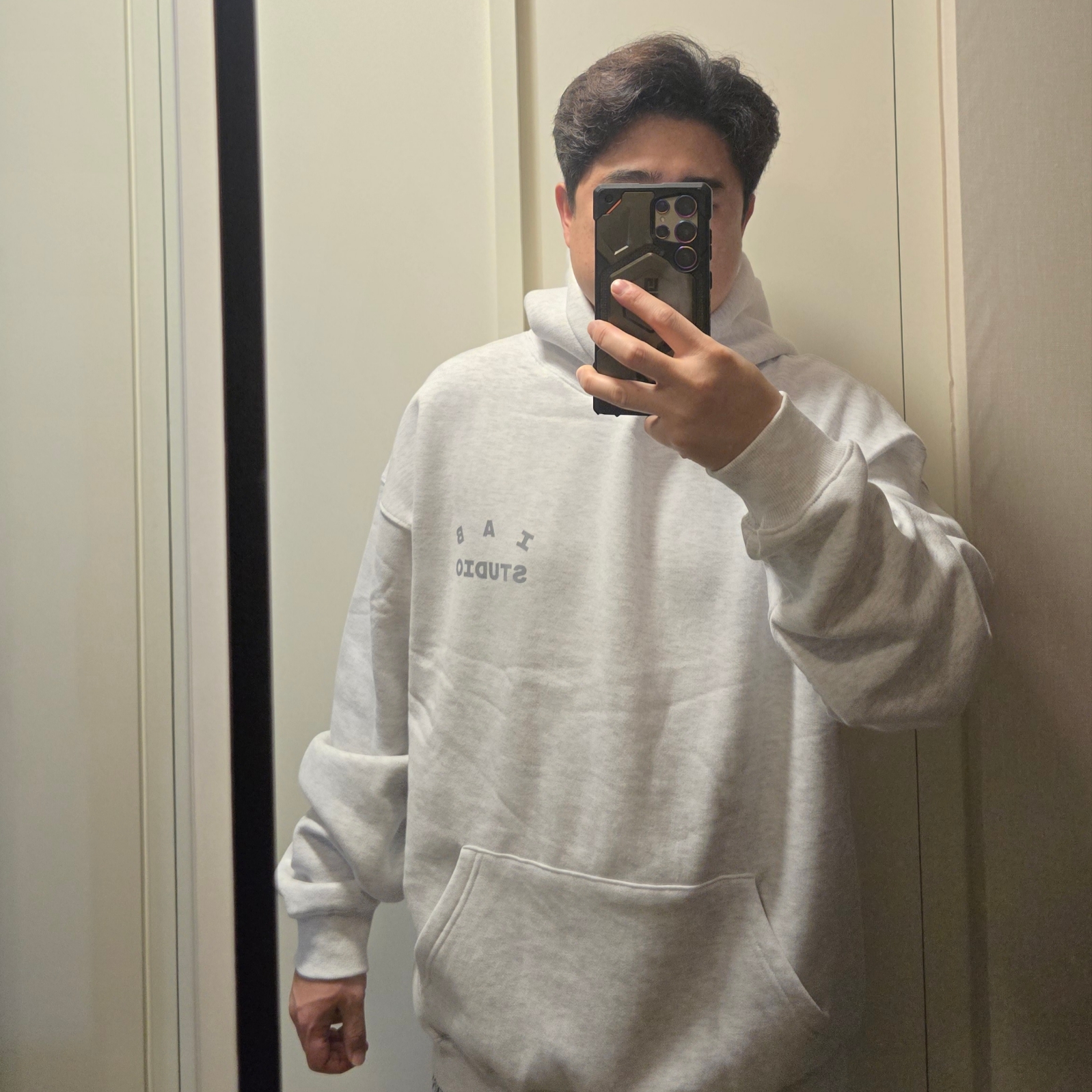 IAB Studio Hoodie Light Gray 착용 스타일 - 2