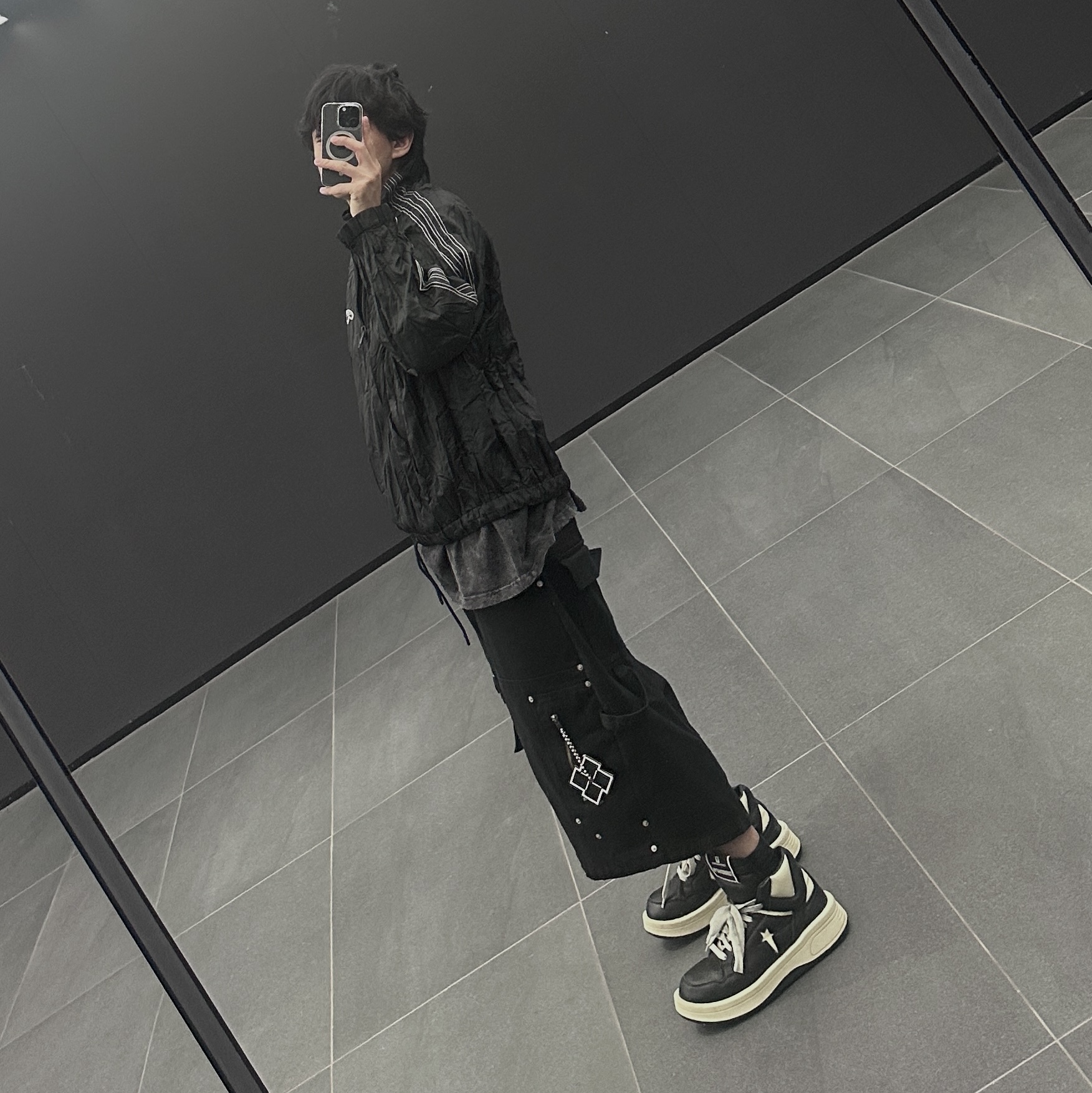 Nos Couleurs x Koin Rivet Carpenter Shorts Black, Converse x Drkshdw Turbowpn Black Cream 착용 스타일 - 3