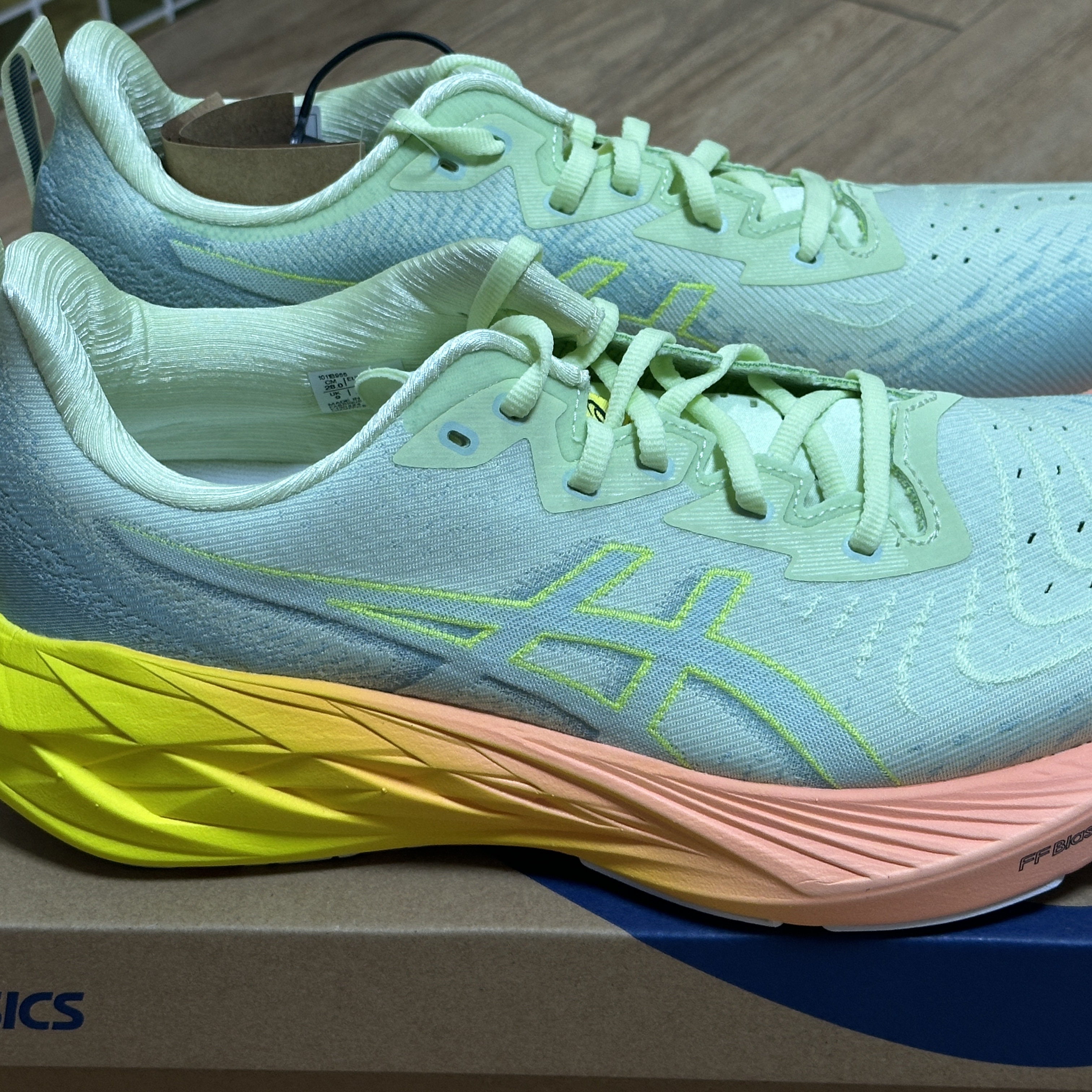 Asics Novablast 4 Cool Matcha Safety Yellow 착용 스타일
