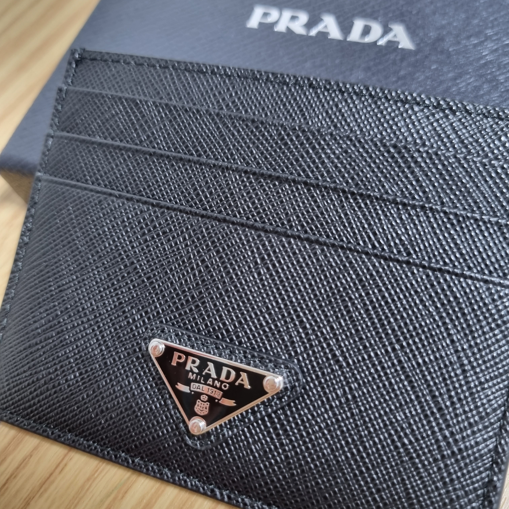 Prada Saffiano Leather Triangle Logo Card Holder Black Silver 착용 스타일
