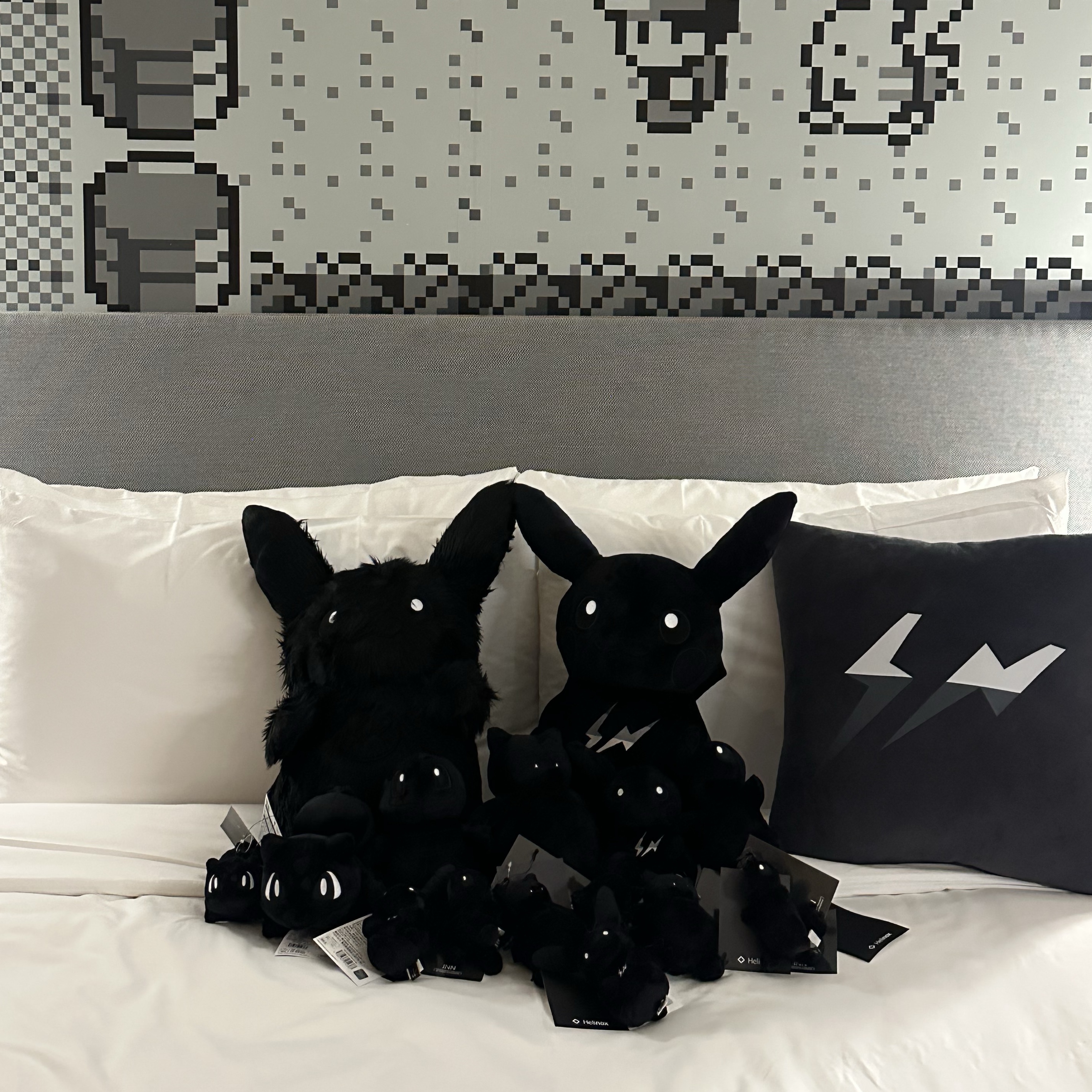 Fragment x Pokemon INN Thunderbolt Project TBP Plush Fluffy Pikachu L Black, Fragment x Pokemon INN Thunderbolt Project TBP Plush Pikachu L Black 착용 스타일 - 1