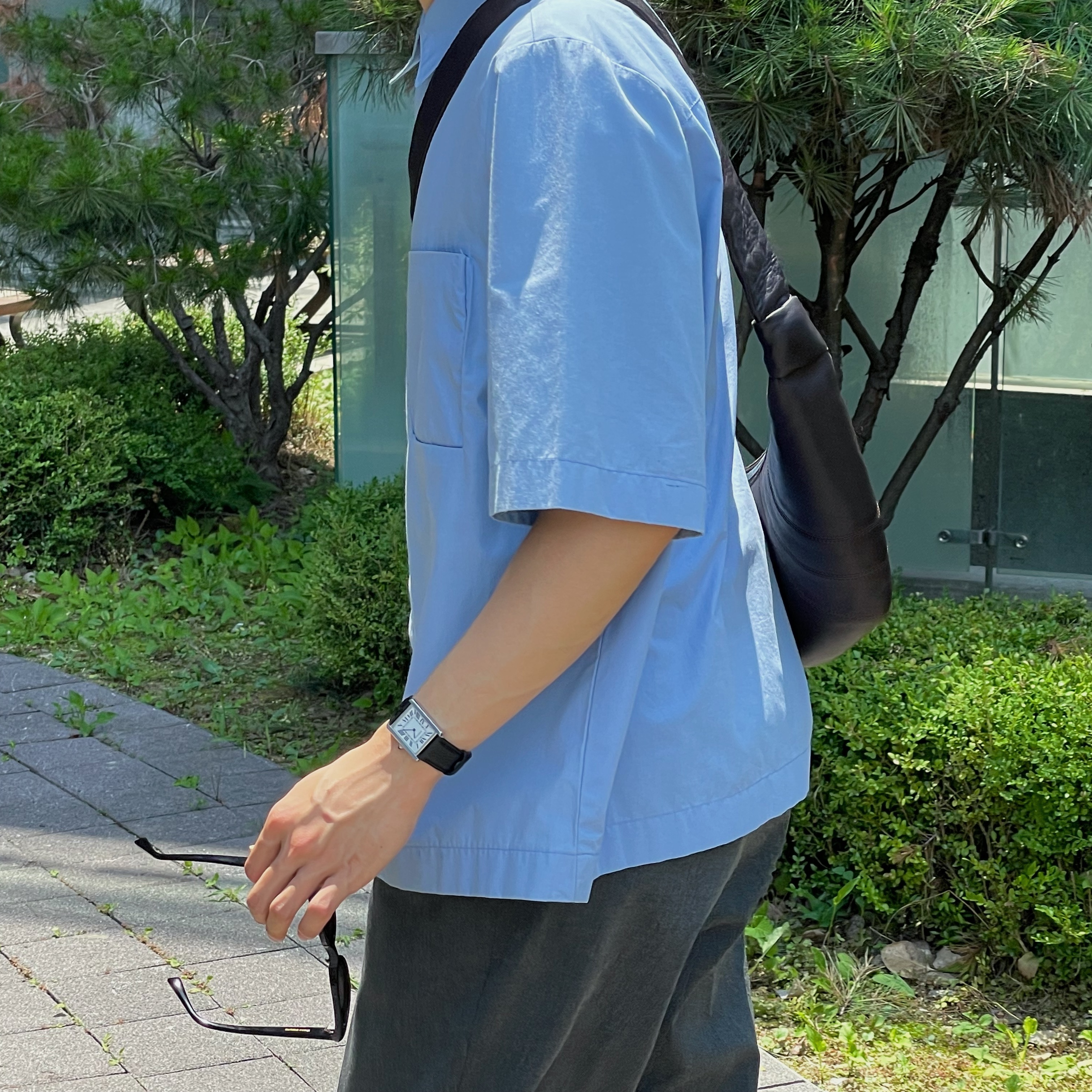 Lemaire Small Croissant Bag Soft Nappa Leather Dark Chocolate, Cartier Tank Must Watch Small Quartz Steel Calfskin Black 착용 스타일 - 2