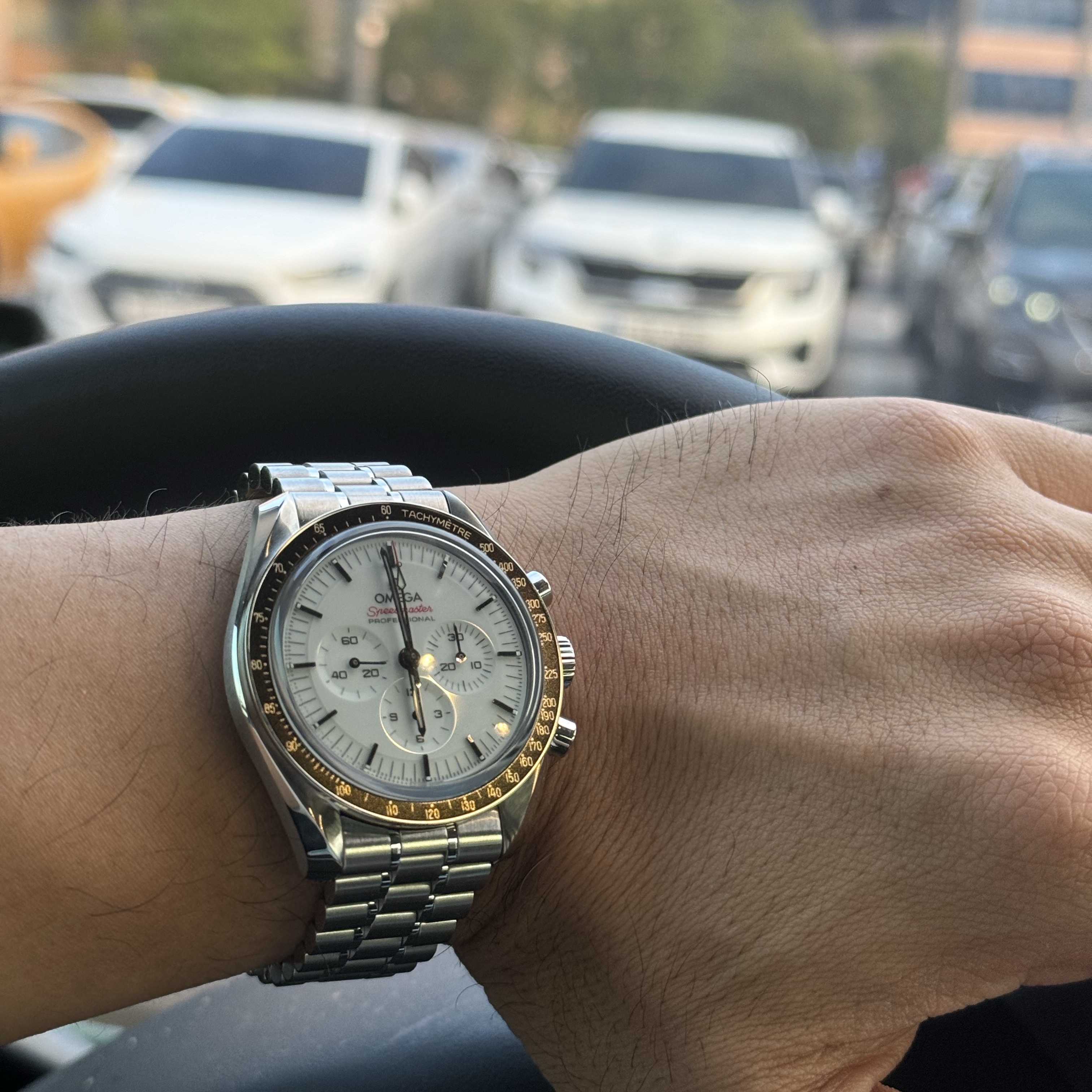 Omega Speedmaster Moonwatch Professional Co Axial Master Chronometer Steel White 착용 스타일