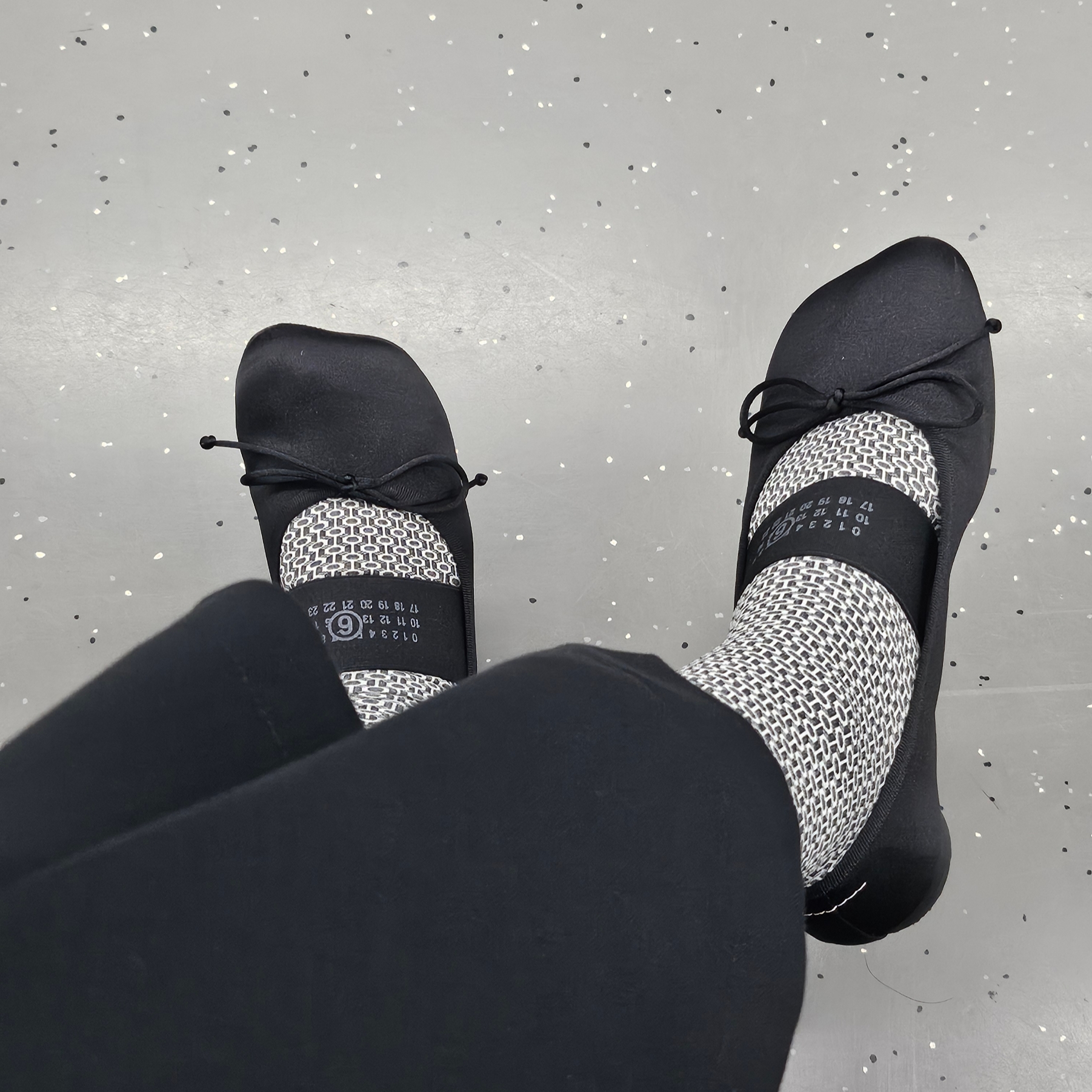 (W) MM6 Maison Margiela Anatomic Ballerinas Flat Black 착용 스타일
