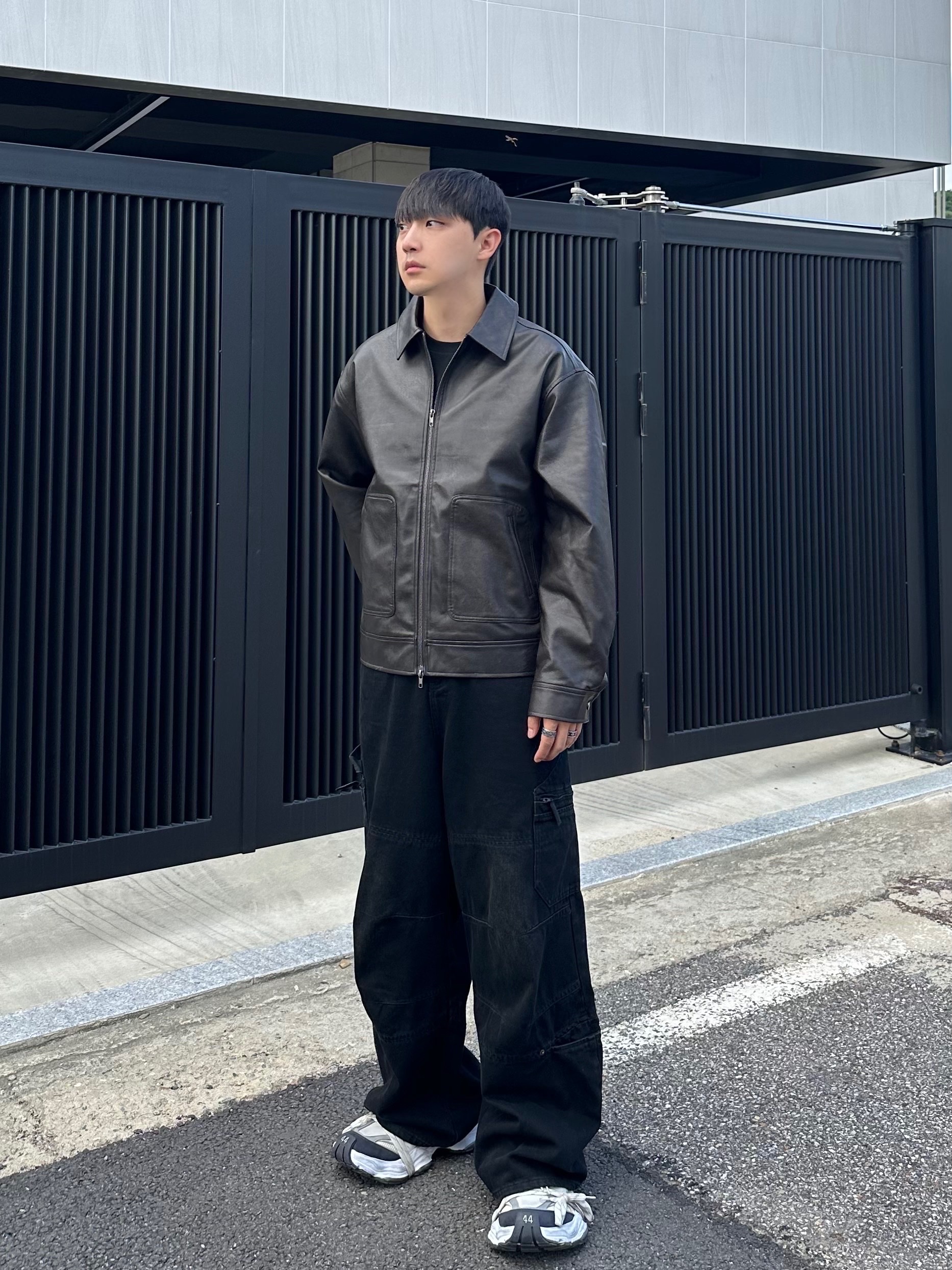 Balenciaga Cargo Sneakers White Grey 착용 스타일 - 1