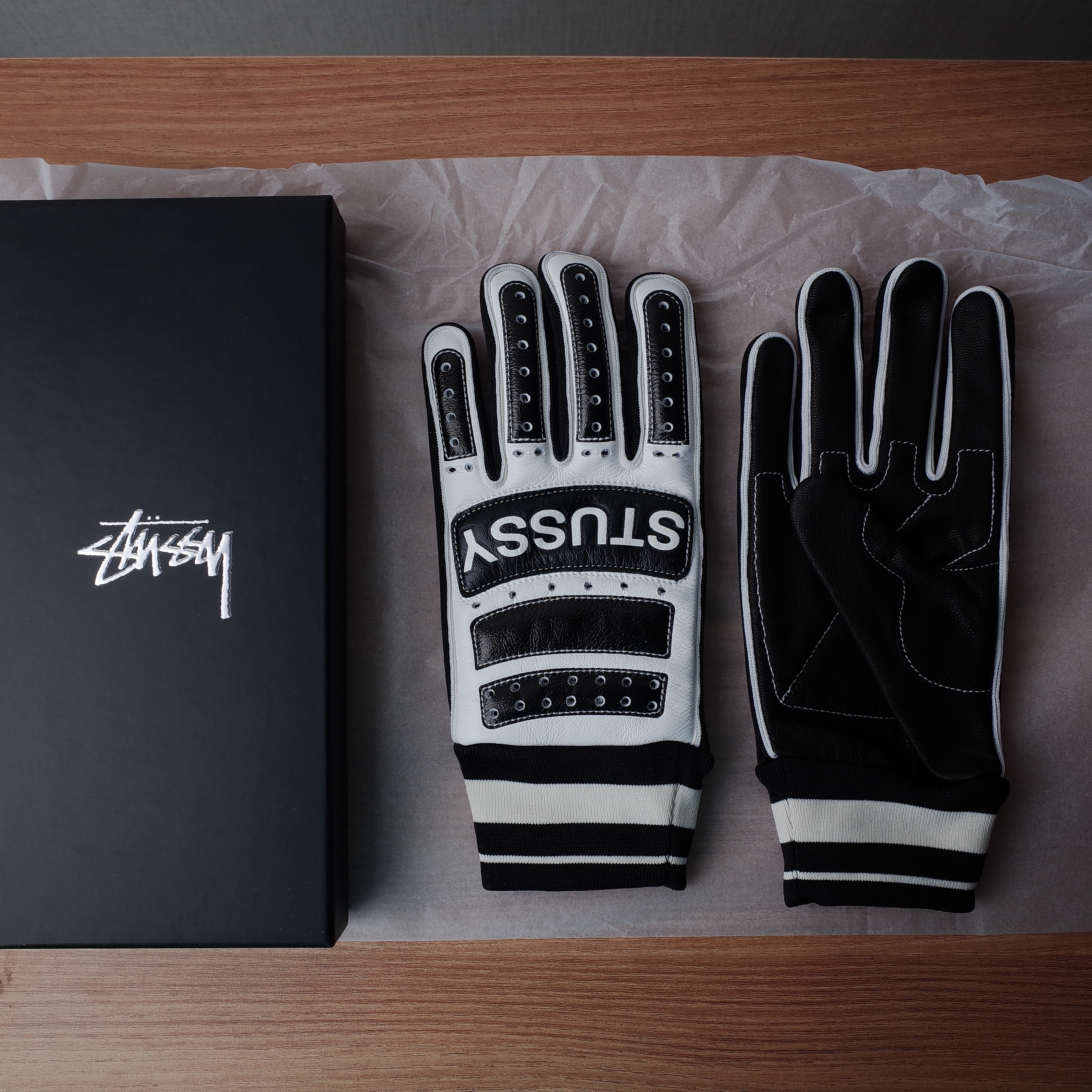 Stussy Leather Bike Gloves Black White 착용 스타일 - 1