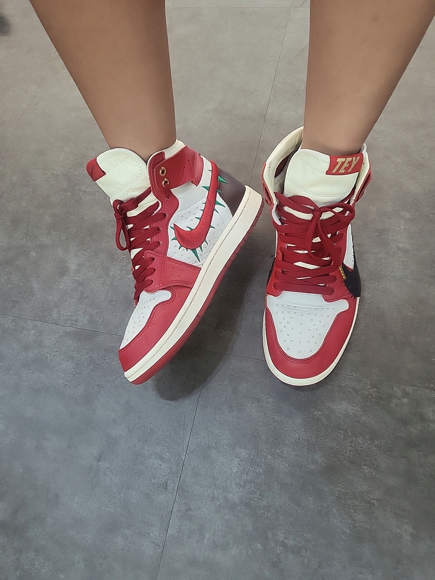 (W) Jordan 1 x Teyana Taylor Zoom CMFT 2 Gym Red 착용 스타일 - 2