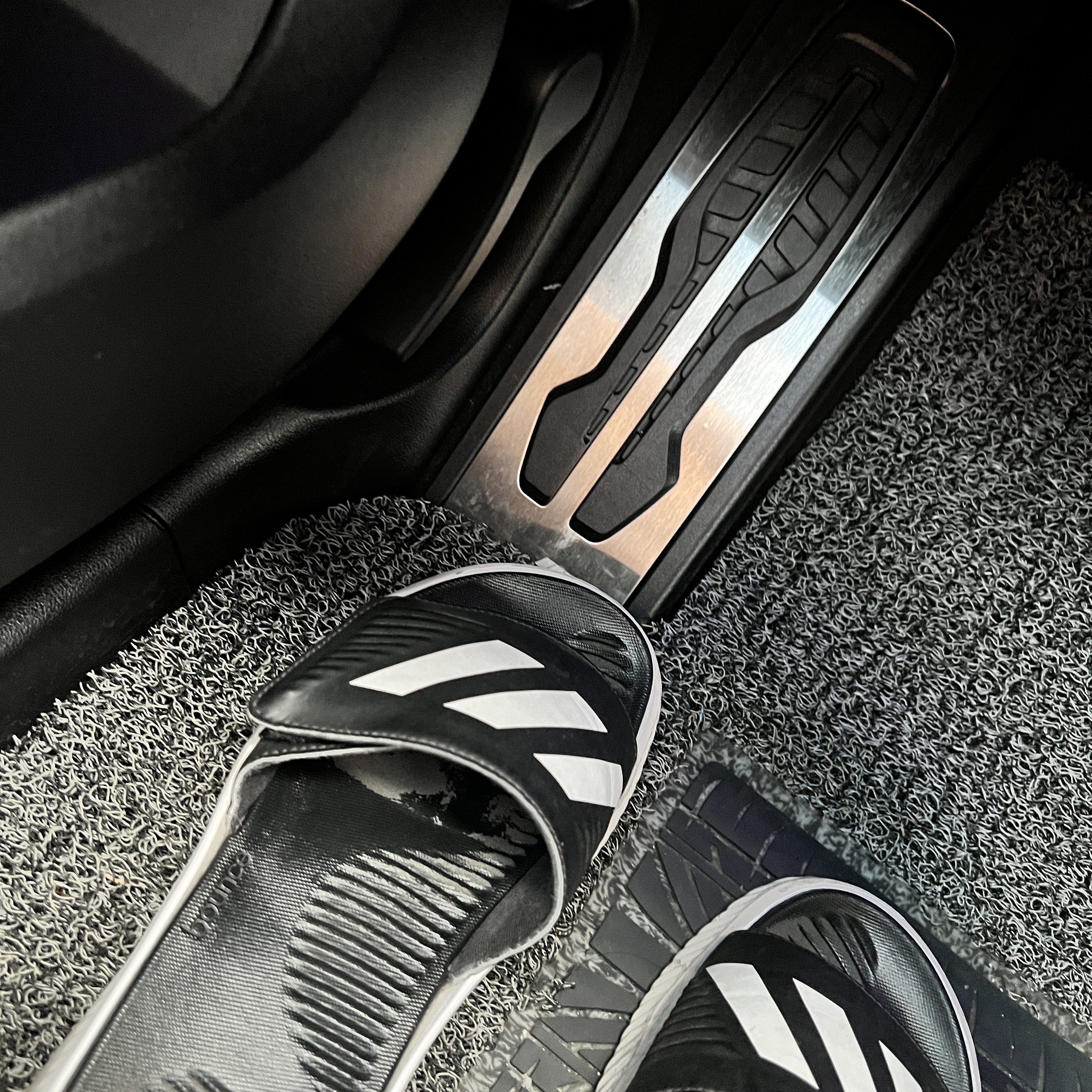 Adidas Alphabounce Slide Cloud White Core Black 착용 스타일