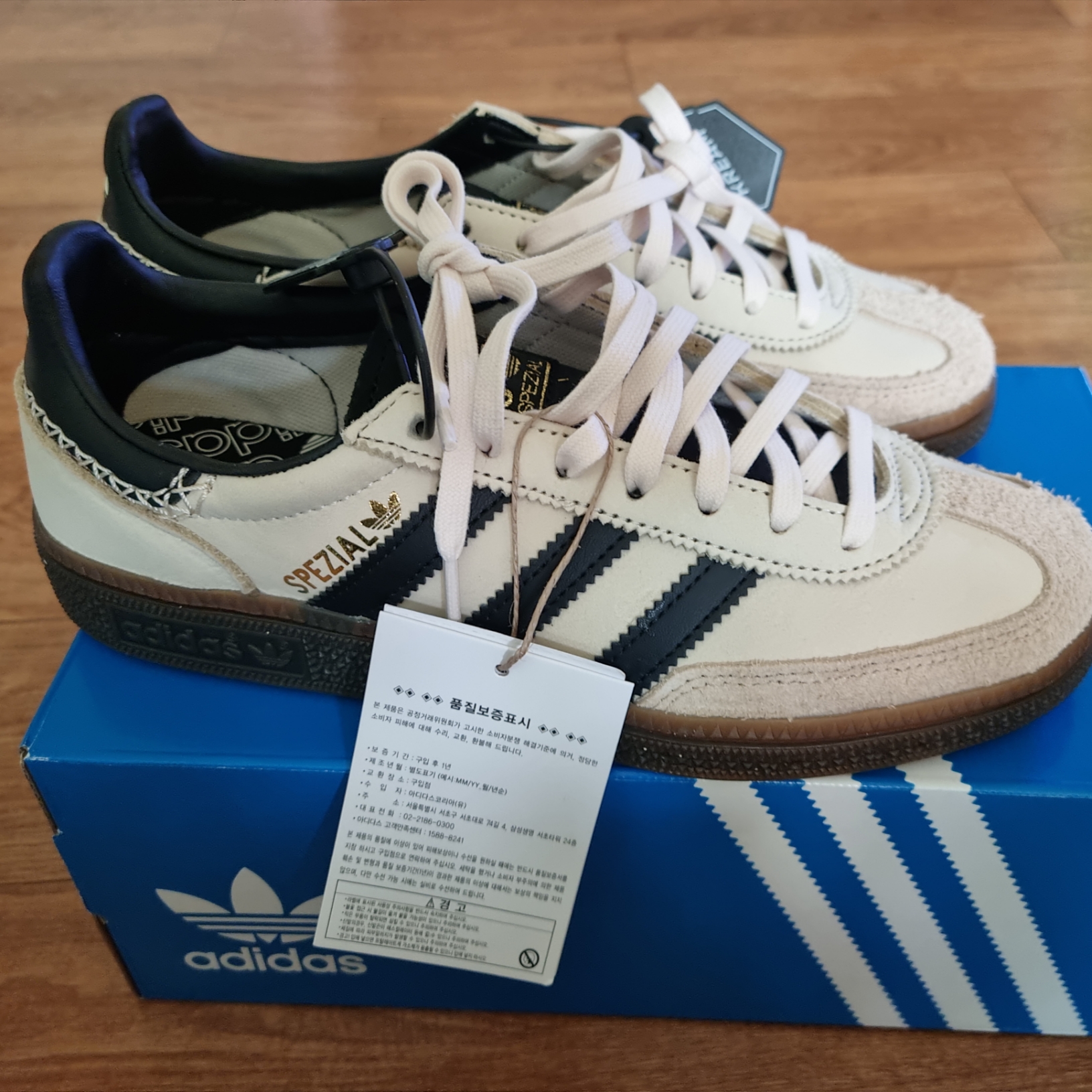 (W) Adidas Spezial Handball Wonder White Core Black 착용 스타일