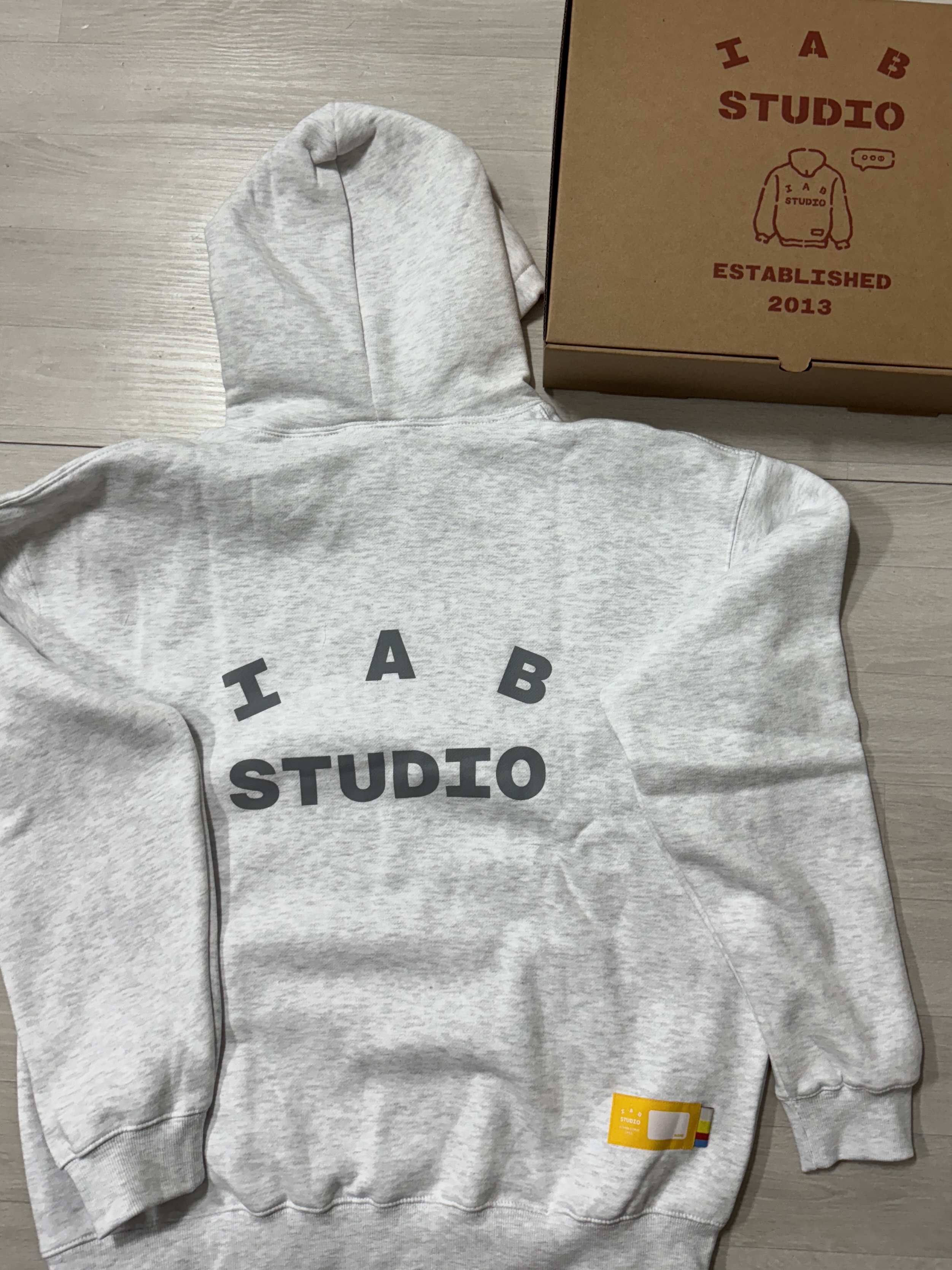 IAB Studio Hoodie Light Gray 착용 스타일