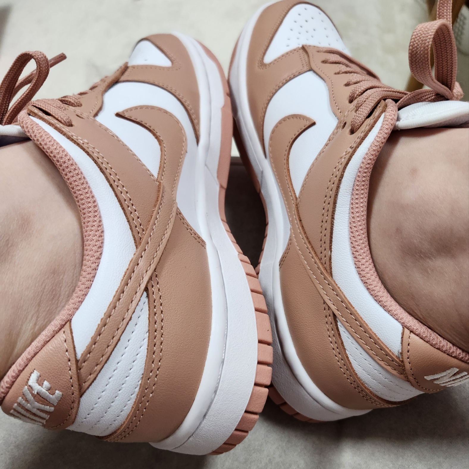 (W) Nike Dunk Low Rose Whisper 착용 스타일 - 2