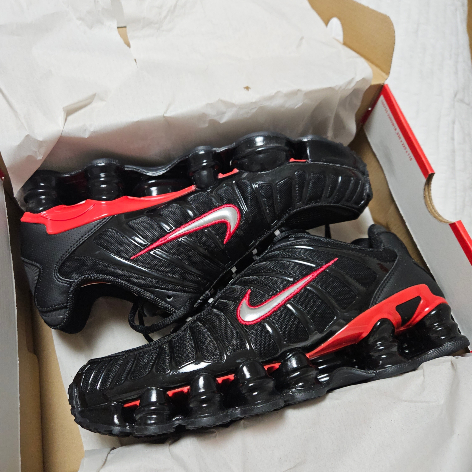 Nike Shox TL Black University Red 착용 스타일 - 1