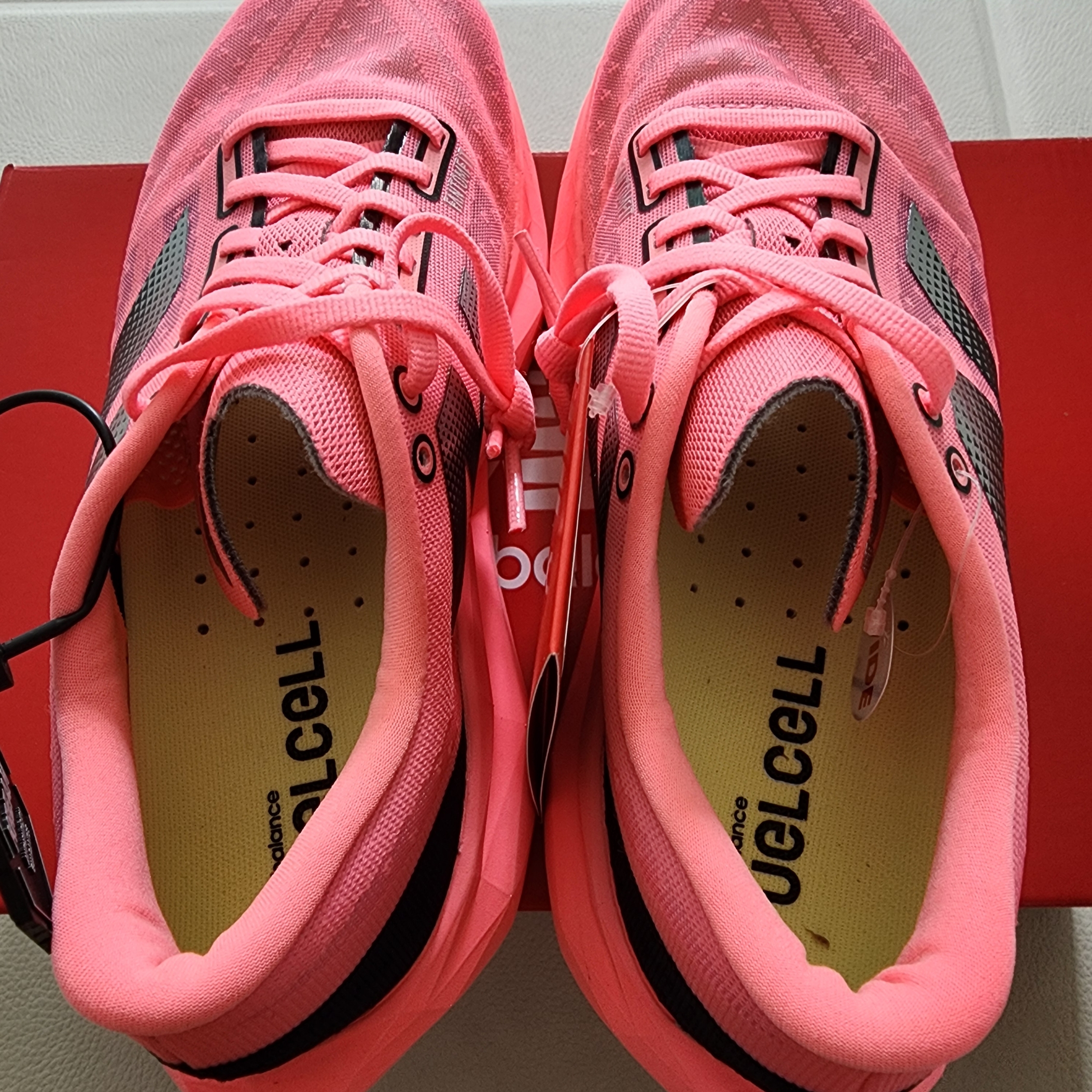 (W) New Balance FuelCell Rebel v4 Ultra Pink Black - D Wide 착용 스타일 - 5