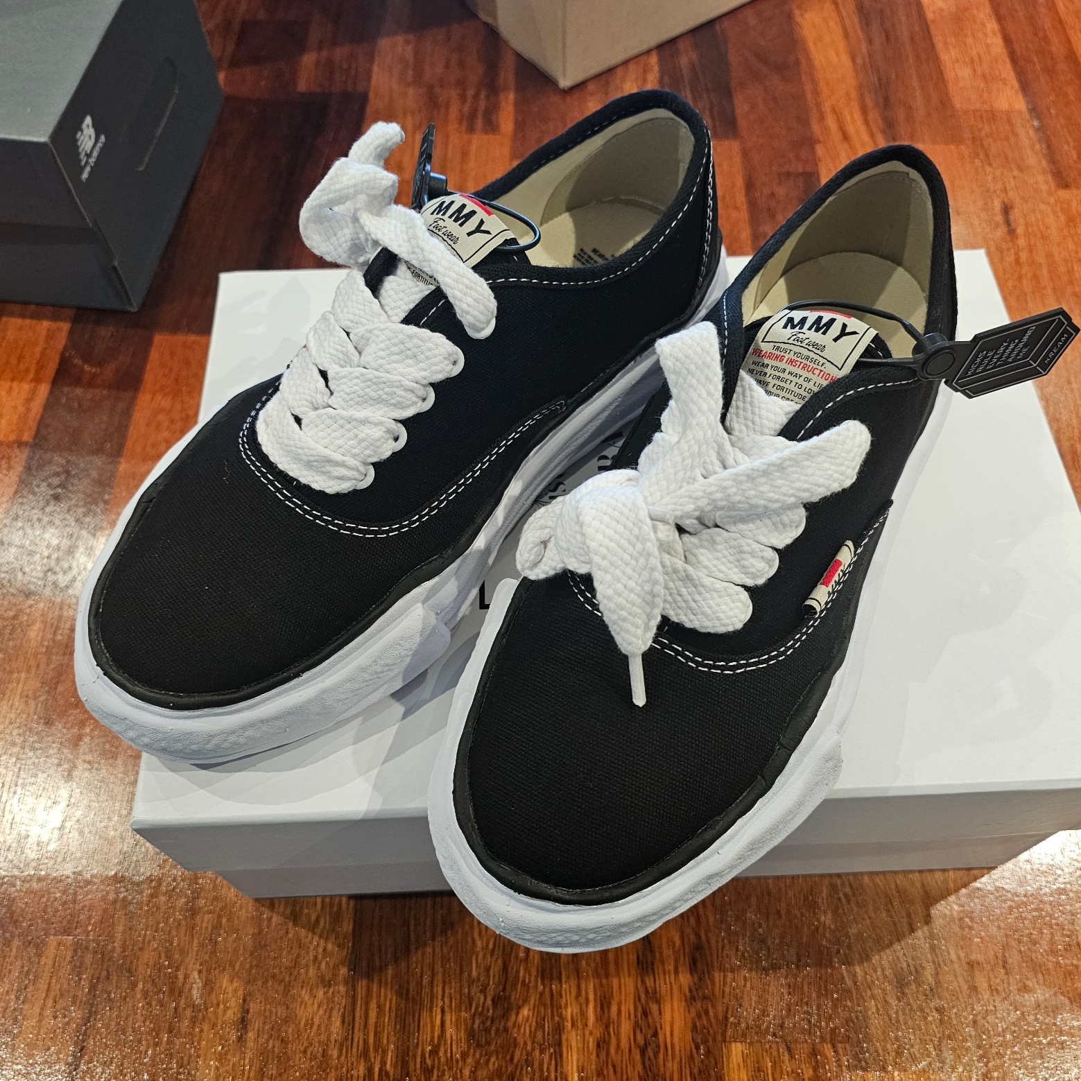 Maison Mihara Yasuhiro Baker OG Sole Canvas Low Cut Sneakers Black 착용 스타일 - 1