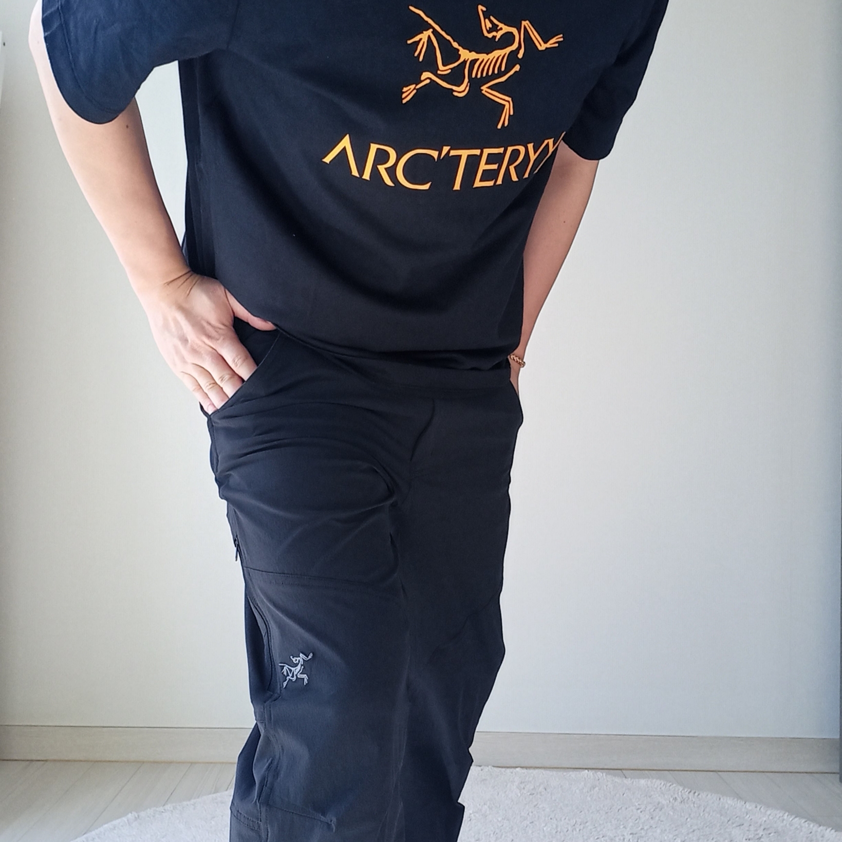 Arc'teryx Arc'word Logo SS T-Shirt Black II, Arc'teryx Cronin Pants Black 착용 스타일 - 3
