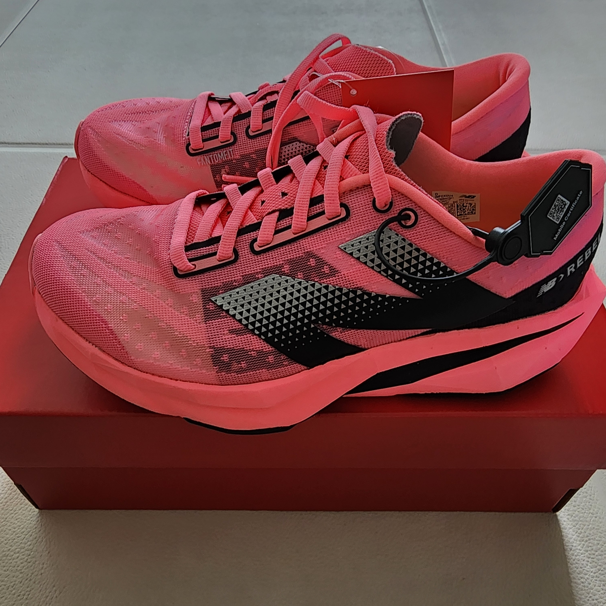 (W) New Balance FuelCell Rebel v4 Ultra Pink Black - D Wide 착용 스타일 - 3