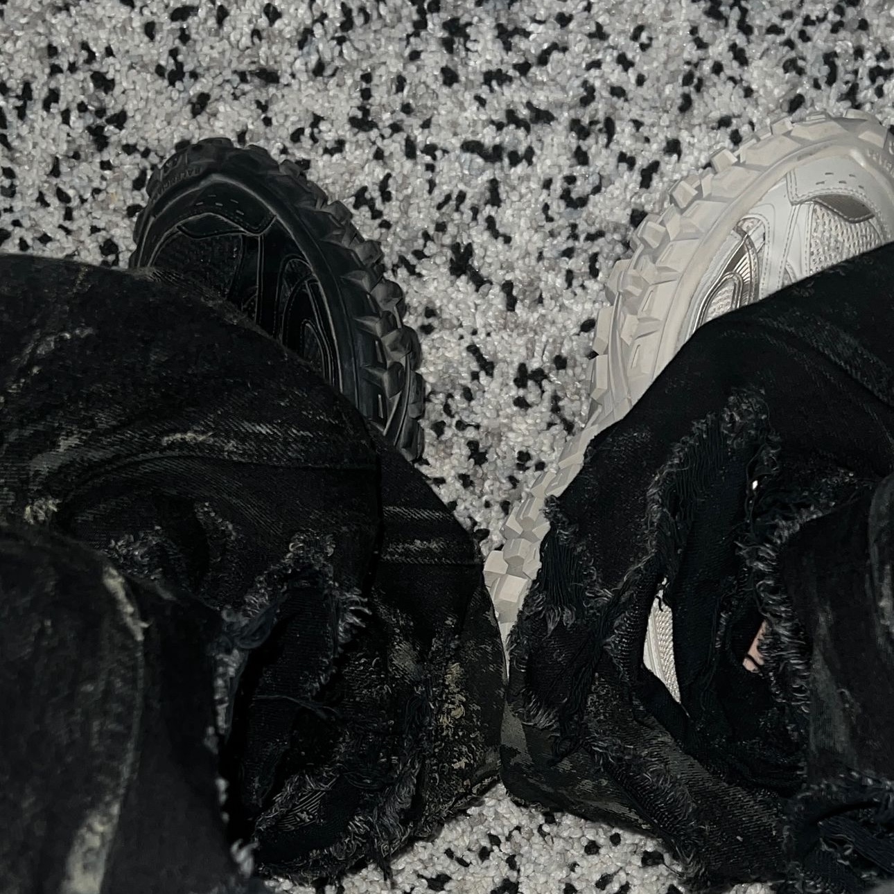 Balenciaga Defender Sneakers Beige, Balenciaga Defender Sneakers Black 착용 스타일 - 3