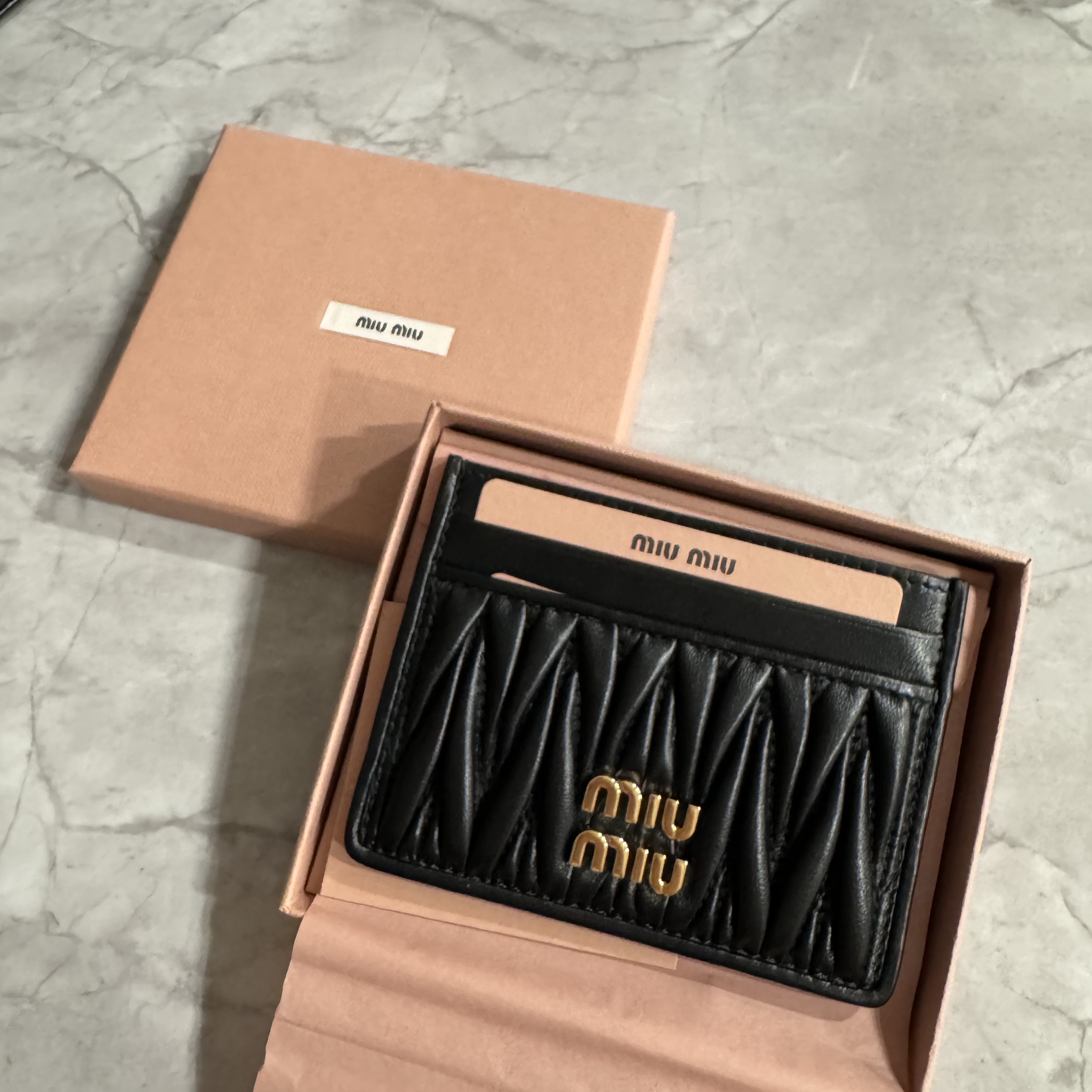 Miu Miu Matelasse Nappa Leather Card Holder Black 착용 스타일