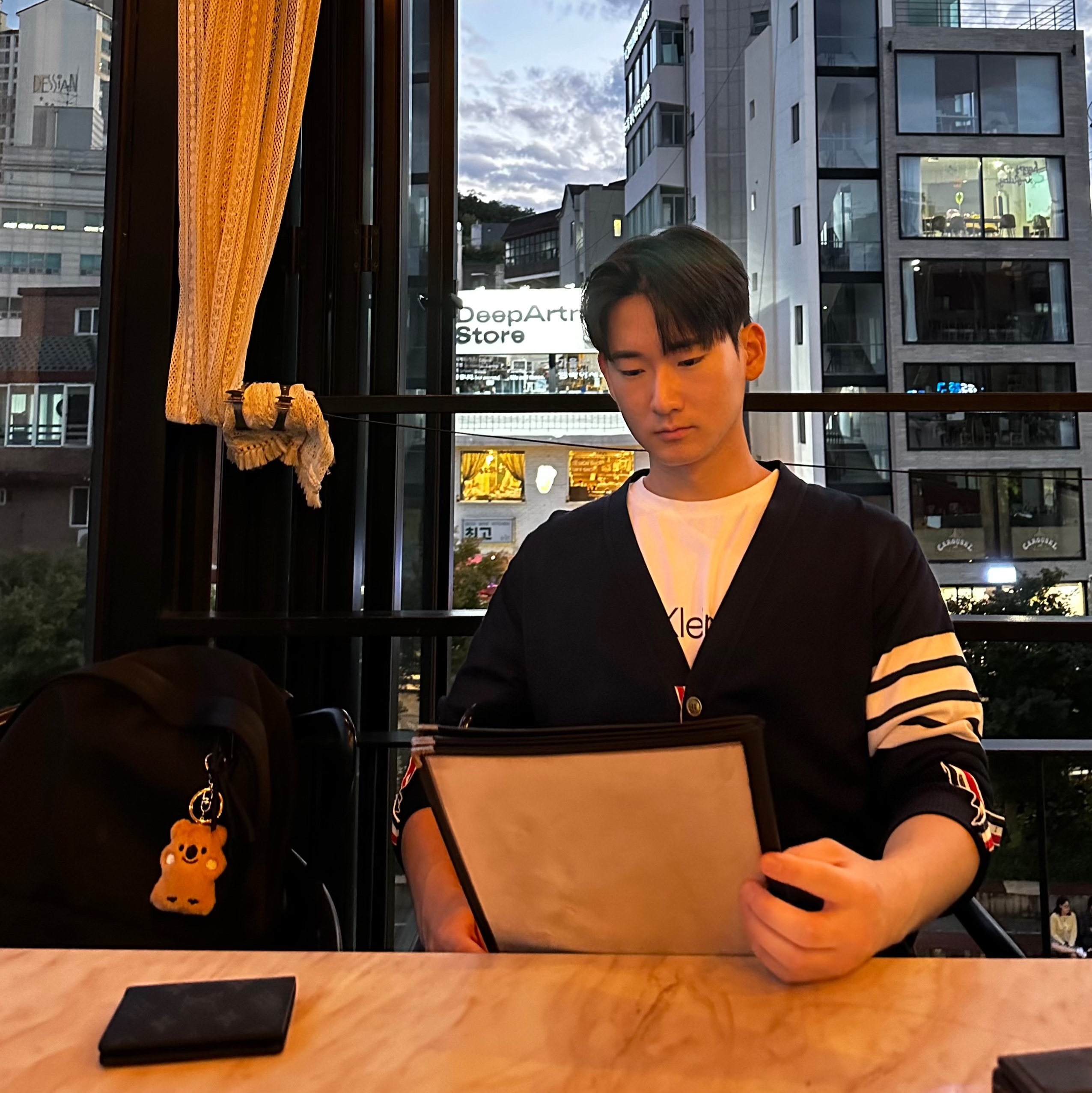 Thom Browne Sustainable Fine Merino Wool 4-Bar Classic Cardigan Navy, Louis Vuitton Pocket Organizer Monogram Eclipse 착용 스타일 - 2
