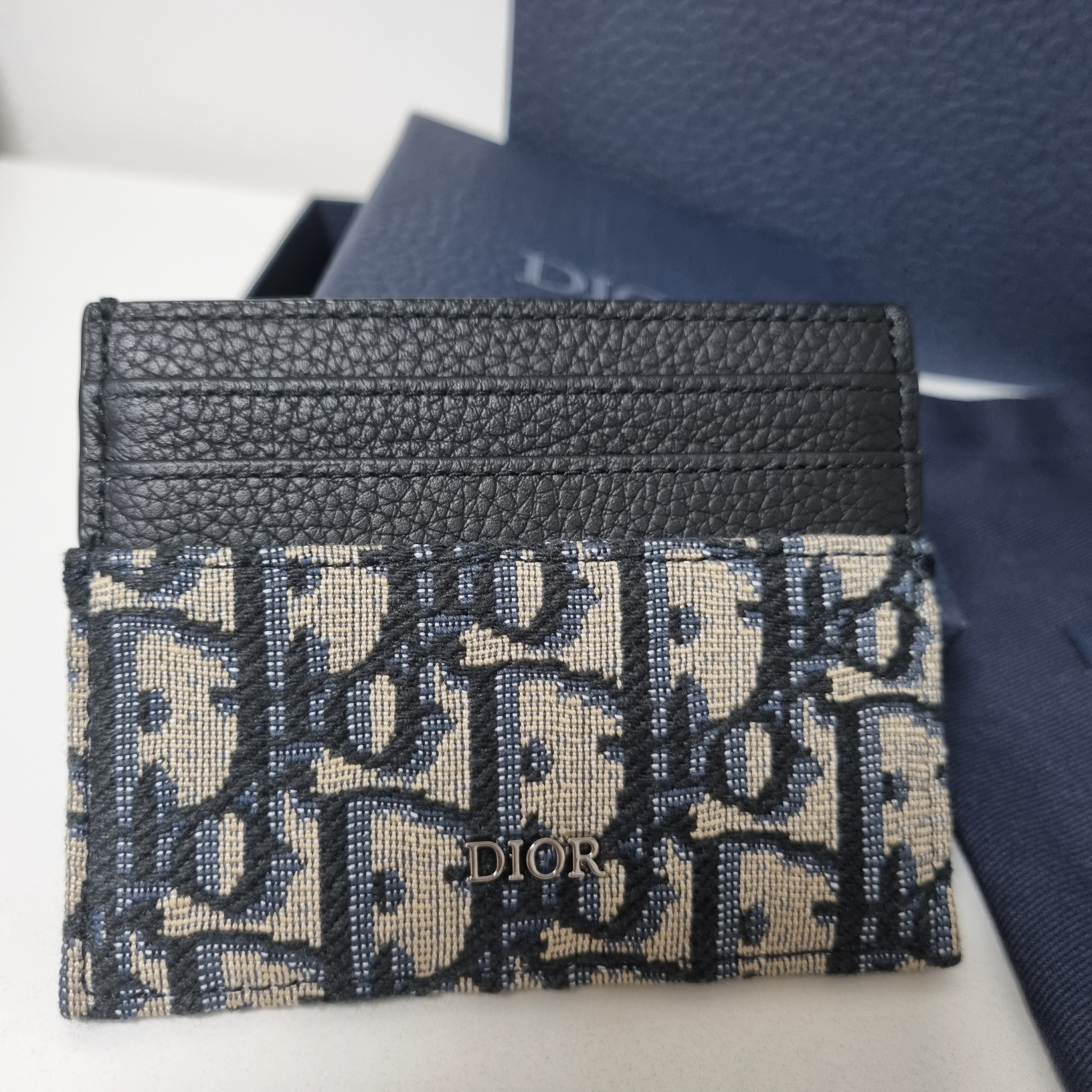 Dior Card Holder Beige & Black Dior Oblique Jacquard 착용 스타일 - 2