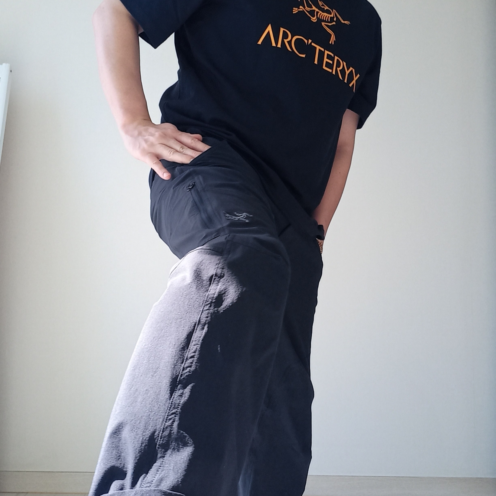 Arc'teryx Arc'word Logo SS T-Shirt Black II, Arc'teryx Cronin Pants Black 착용 스타일 - 4