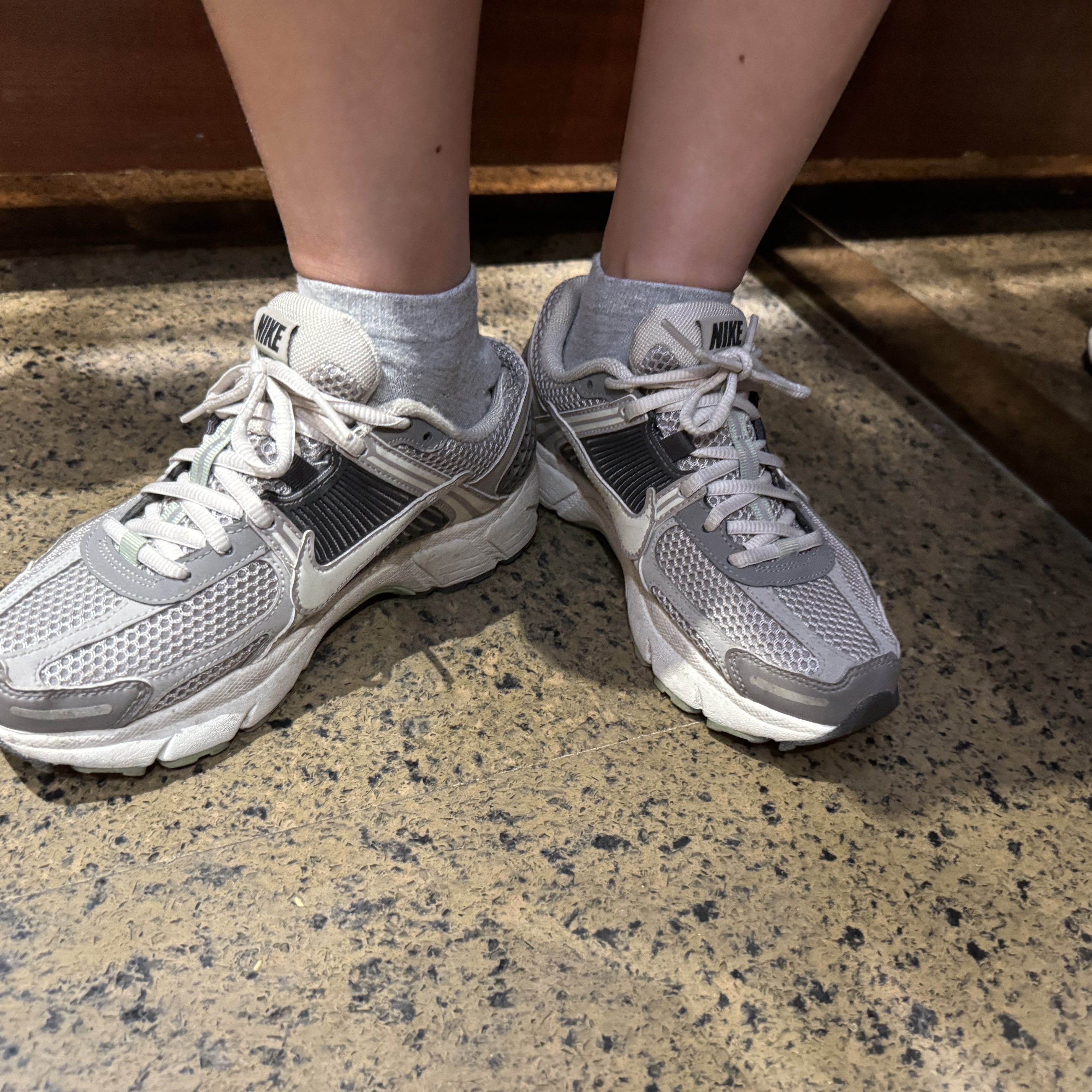 (W) Nike Zoom Vomero 5 Cobblestone and Flat Pewter 착용 스타일