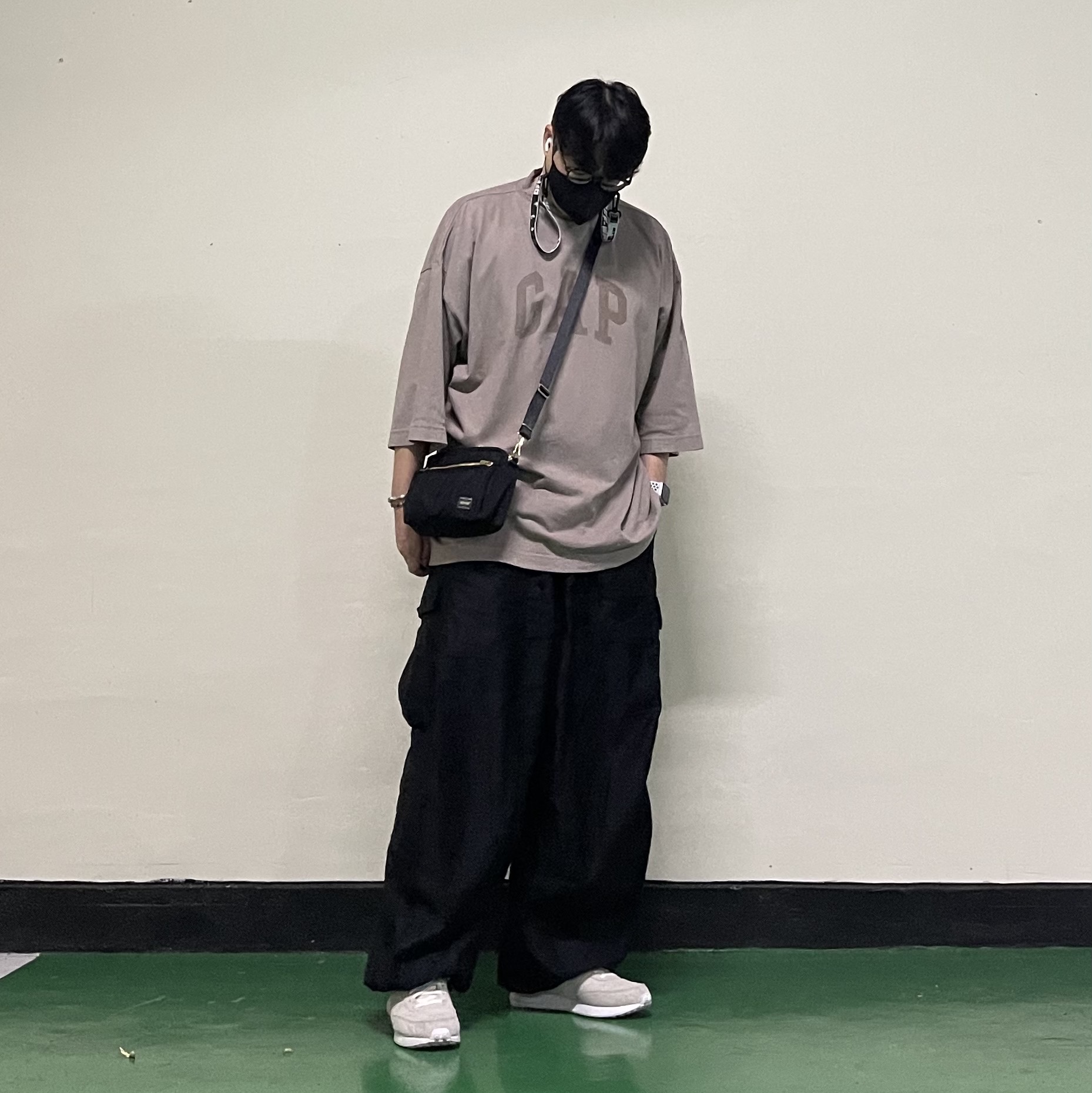 Porter Draft Shoulder Bag S Navy, Yeezy Gap Engineered By Balenciaga Dove 3/4 Sleeve T-Shirt Beige 착용 스타일 - 1