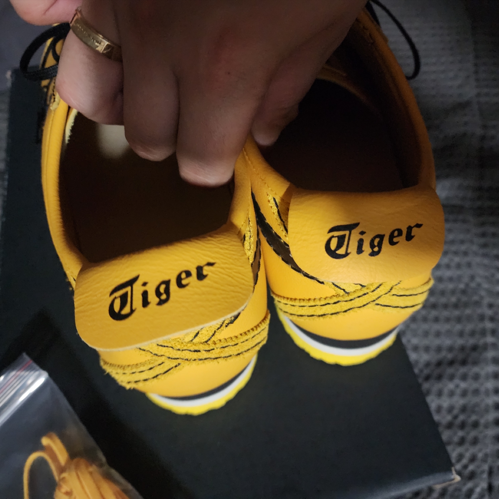 Onitsuka Tiger Mexico 66 SD PF Yellow Black 착용 스타일 - 4