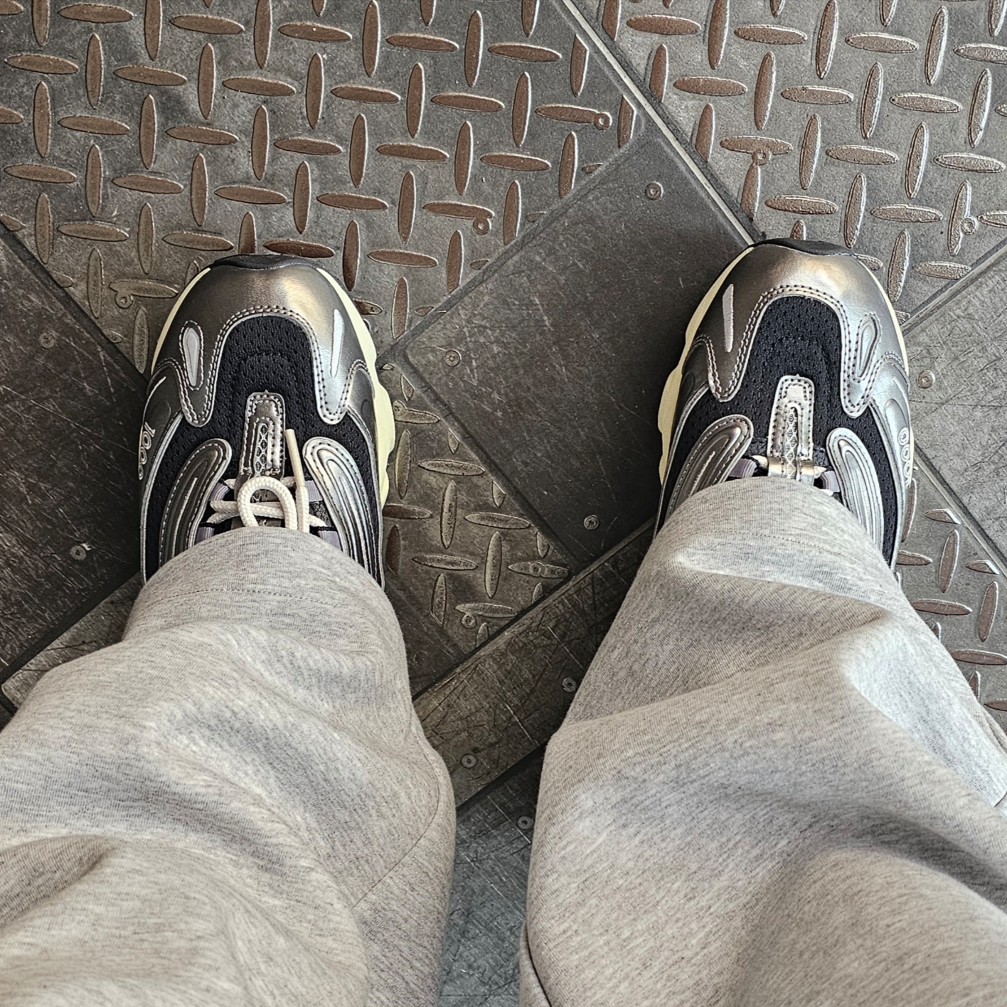 New Balance 1000 Silver Metallic Black 착용 스타일 - 2