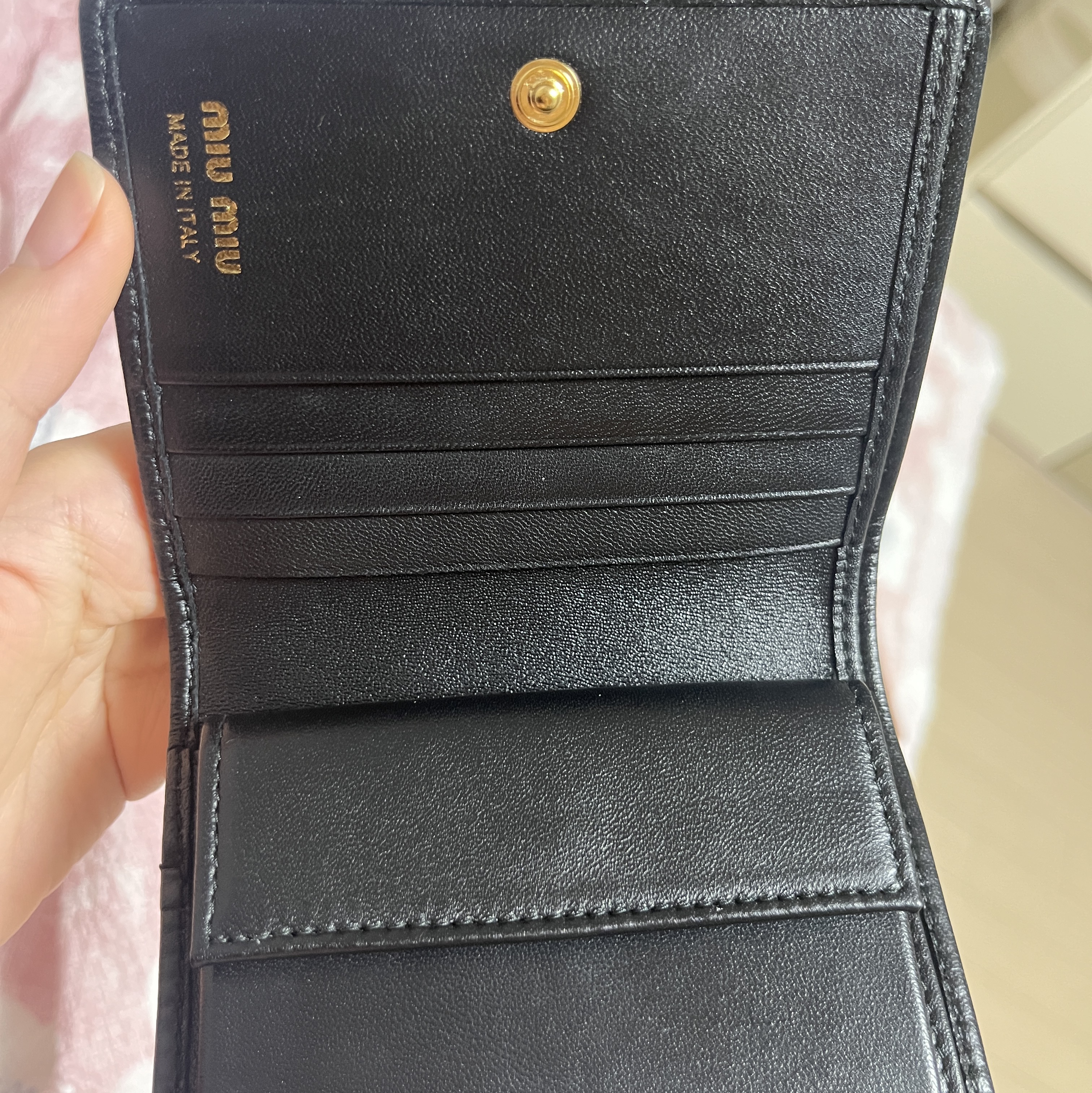Miu Miu Matelasse Nappa Leather Wallet Black 착용 스타일