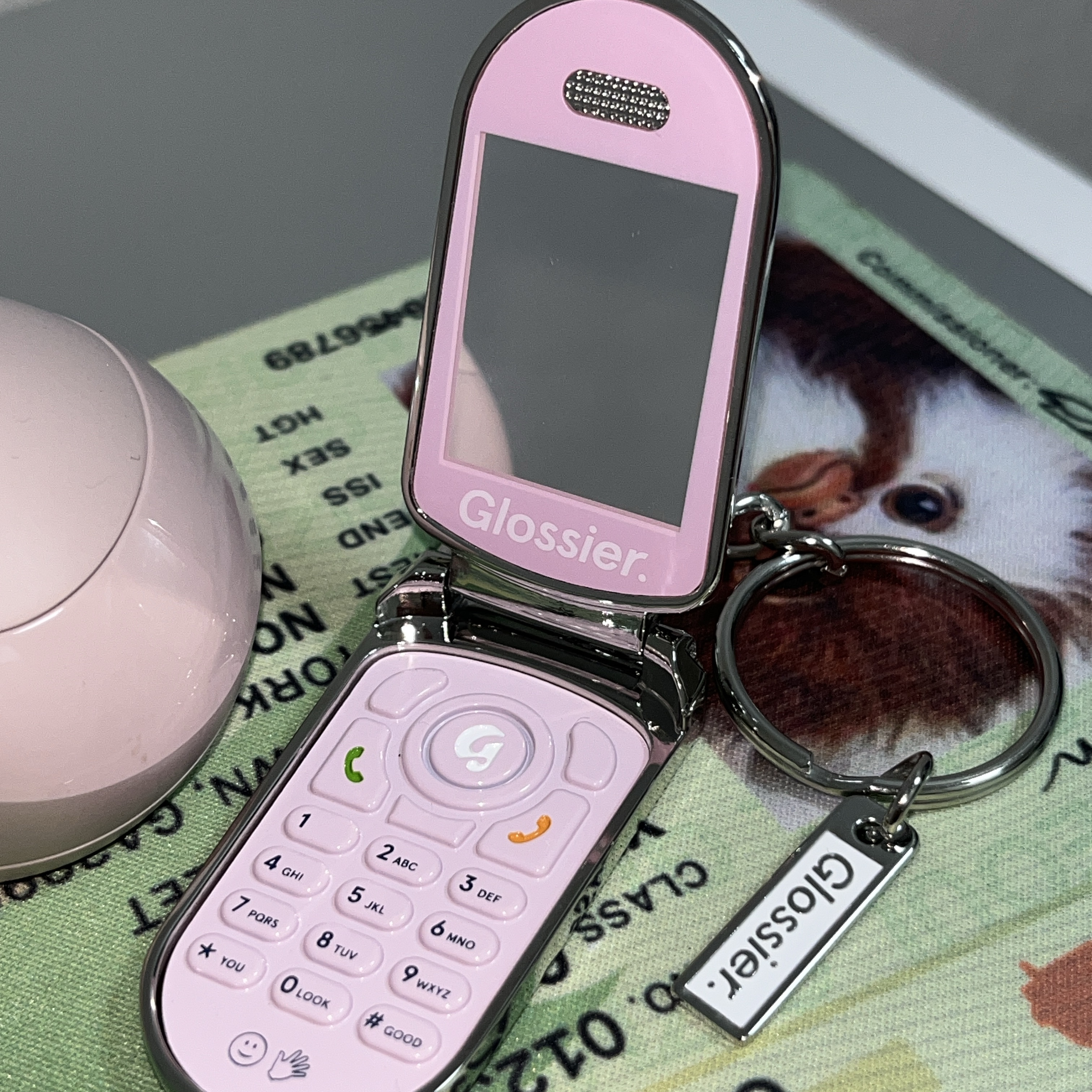 Glossier Cell Phone Keychain - LA Exclusive 착용 스타일