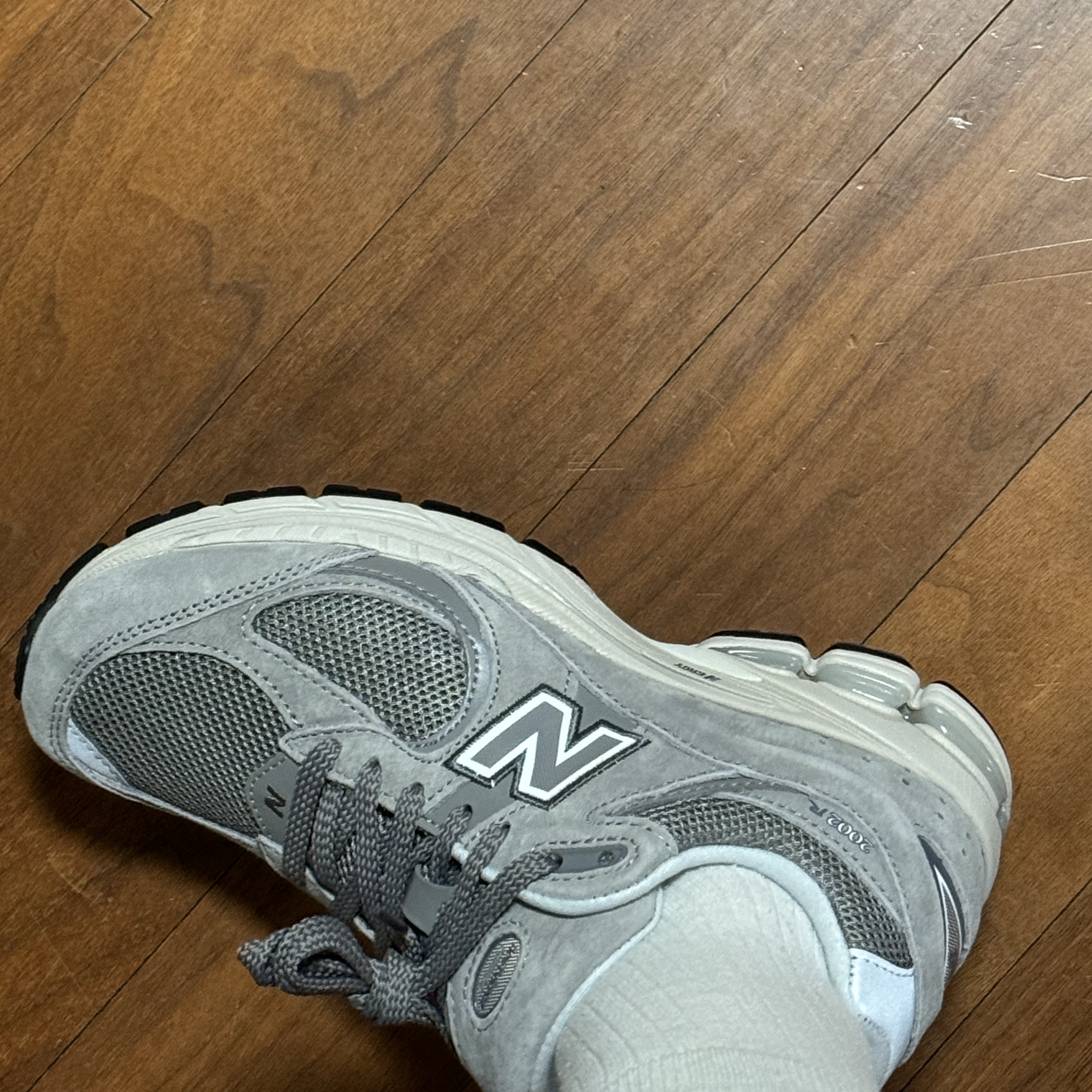 New Balance 2002R Grey 착용 스타일
