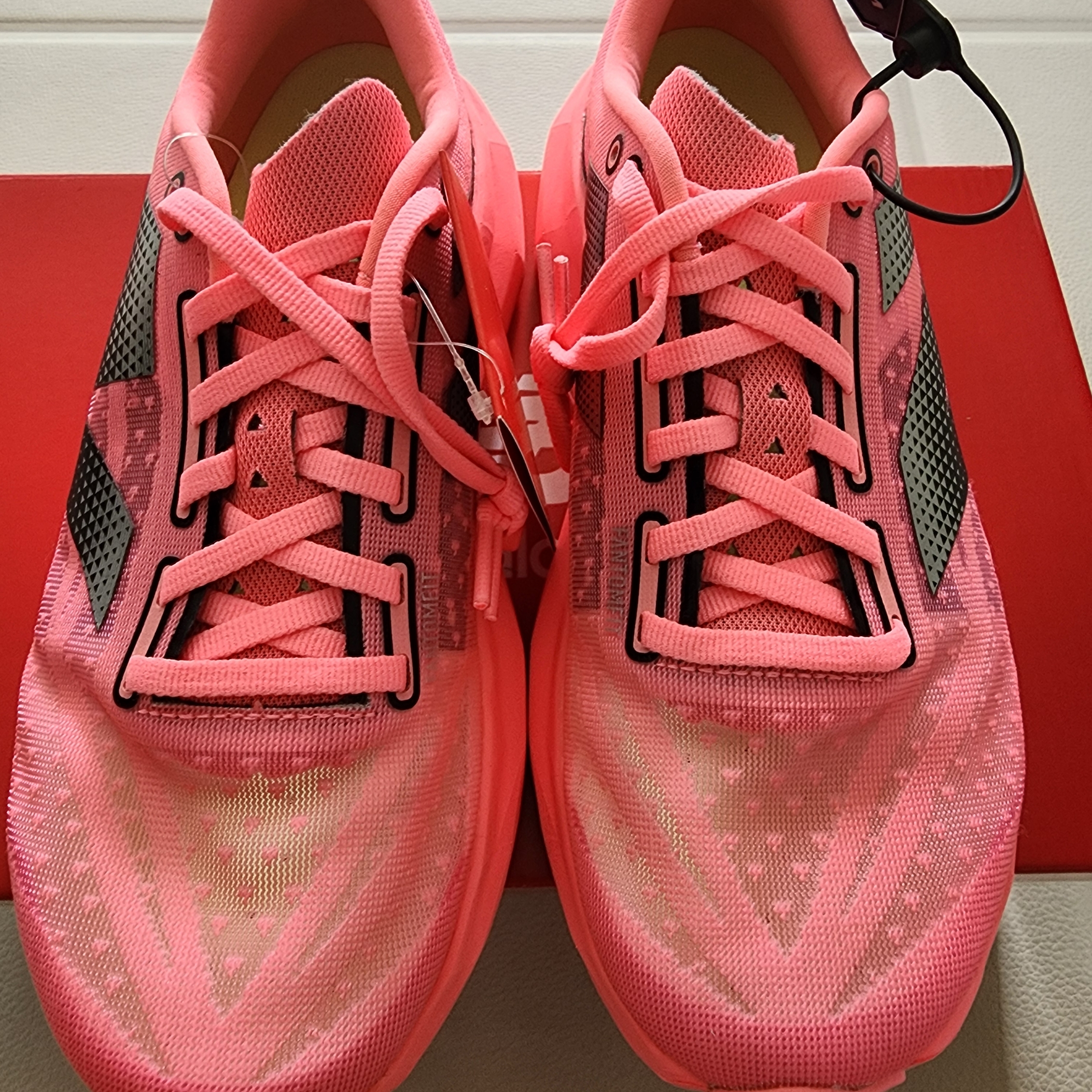 (W) New Balance FuelCell Rebel v4 Ultra Pink Black - D Wide 착용 스타일 - 4