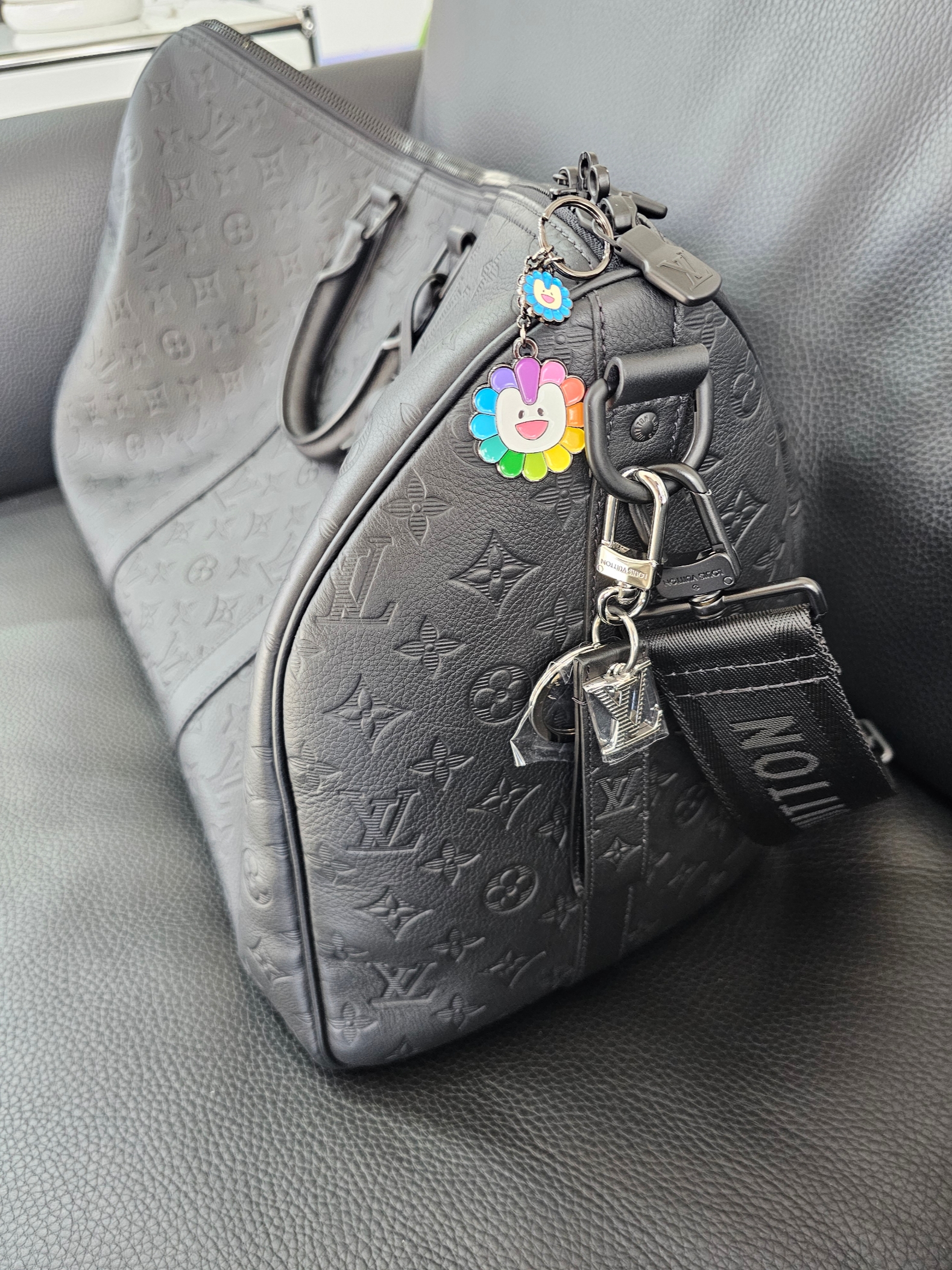 NewJeans x Murakami Metal Keyring Flower 착용 스타일
