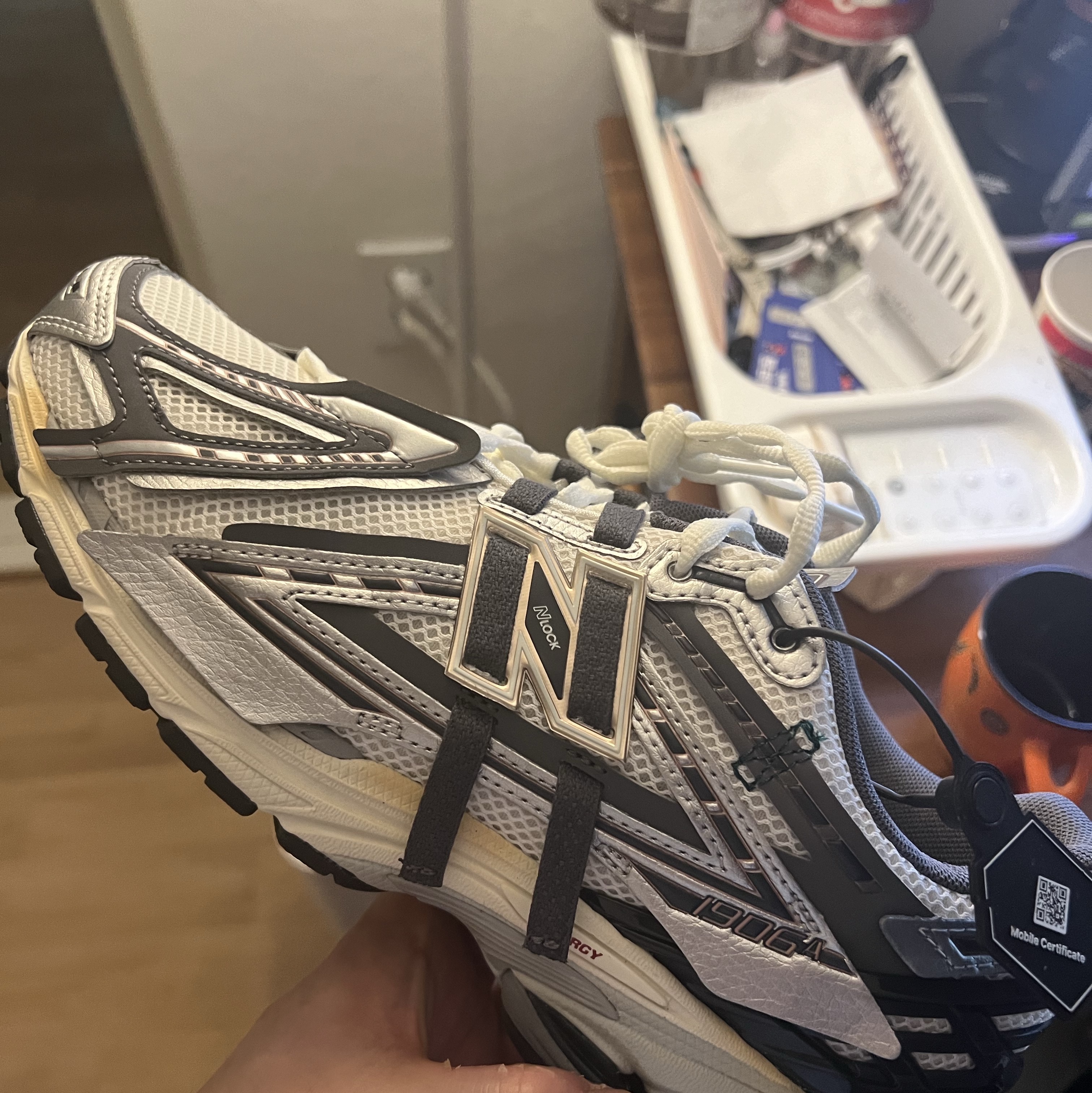 New Balance 1906A Silver Metallic Castlerock 착용 스타일