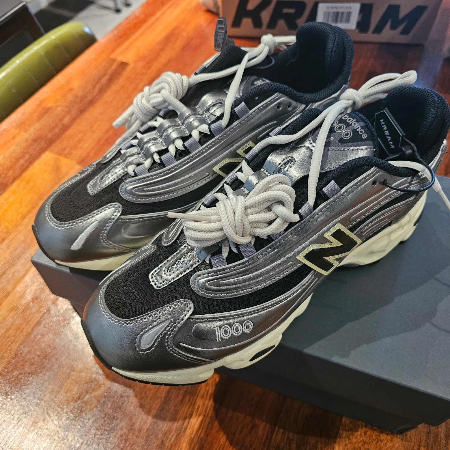 New Balance 1000 Silver Metallic Black 착용 스타일 - 1