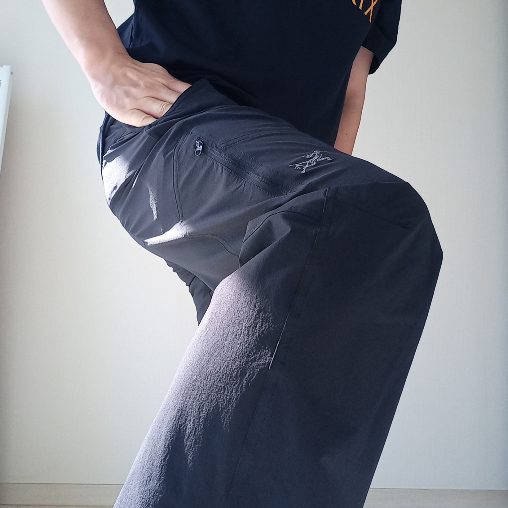 Arc'teryx Arc'word Logo SS T-Shirt Black II, Arc'teryx Cronin Pants Black 착용 스타일 - 5