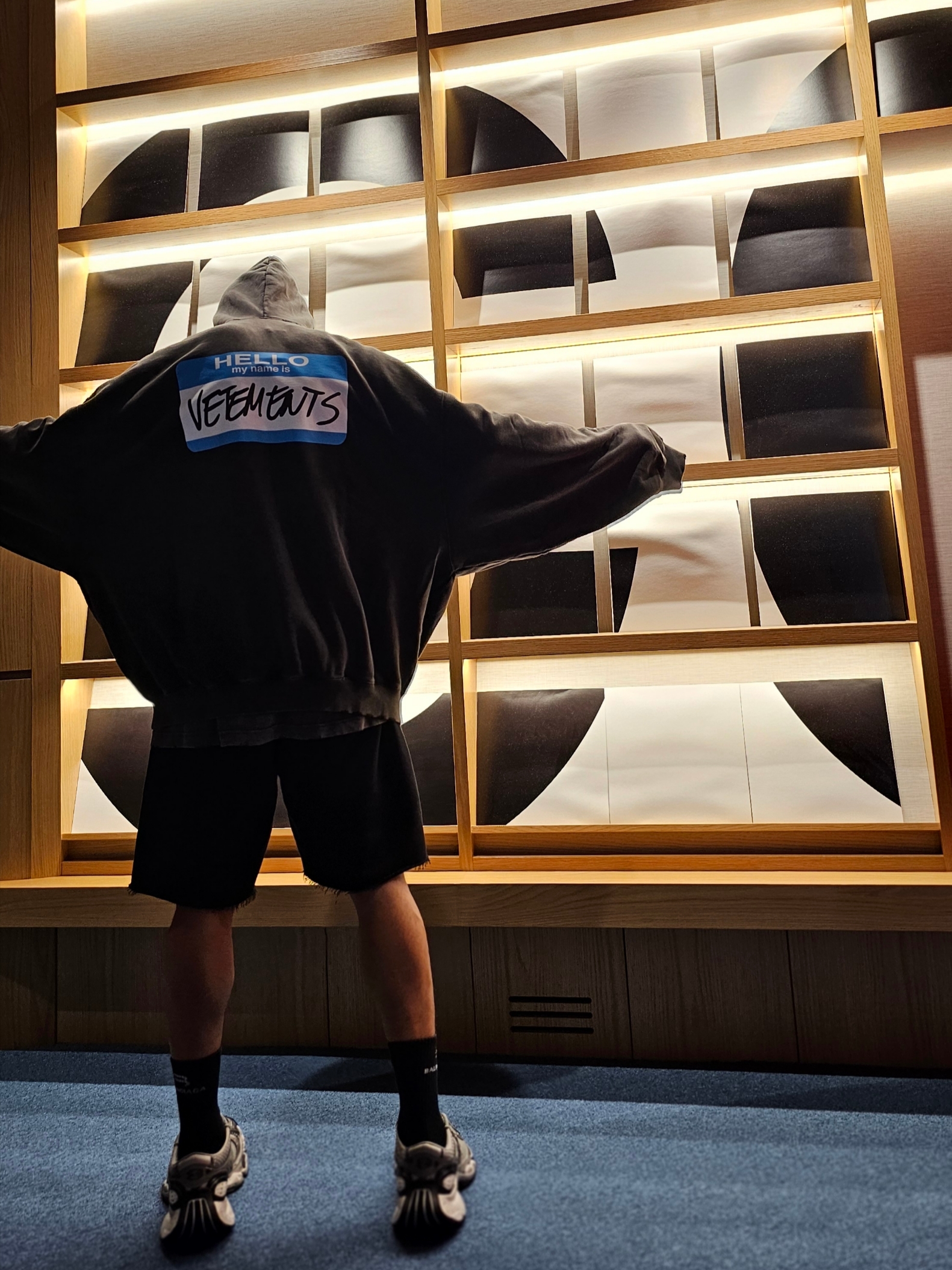 Vetements My Name Is Vetements Hoodie Black, Balenciaga Stapler Sneaker Beige Grey 착용 스타일 - 6