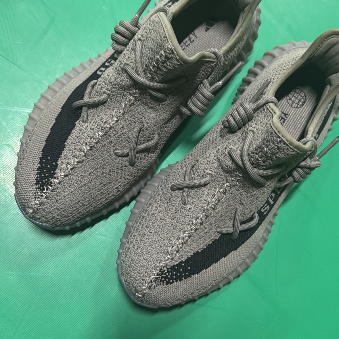 Adidas Yeezy Boost 350 V2 Granite Core Black 착용 스타일